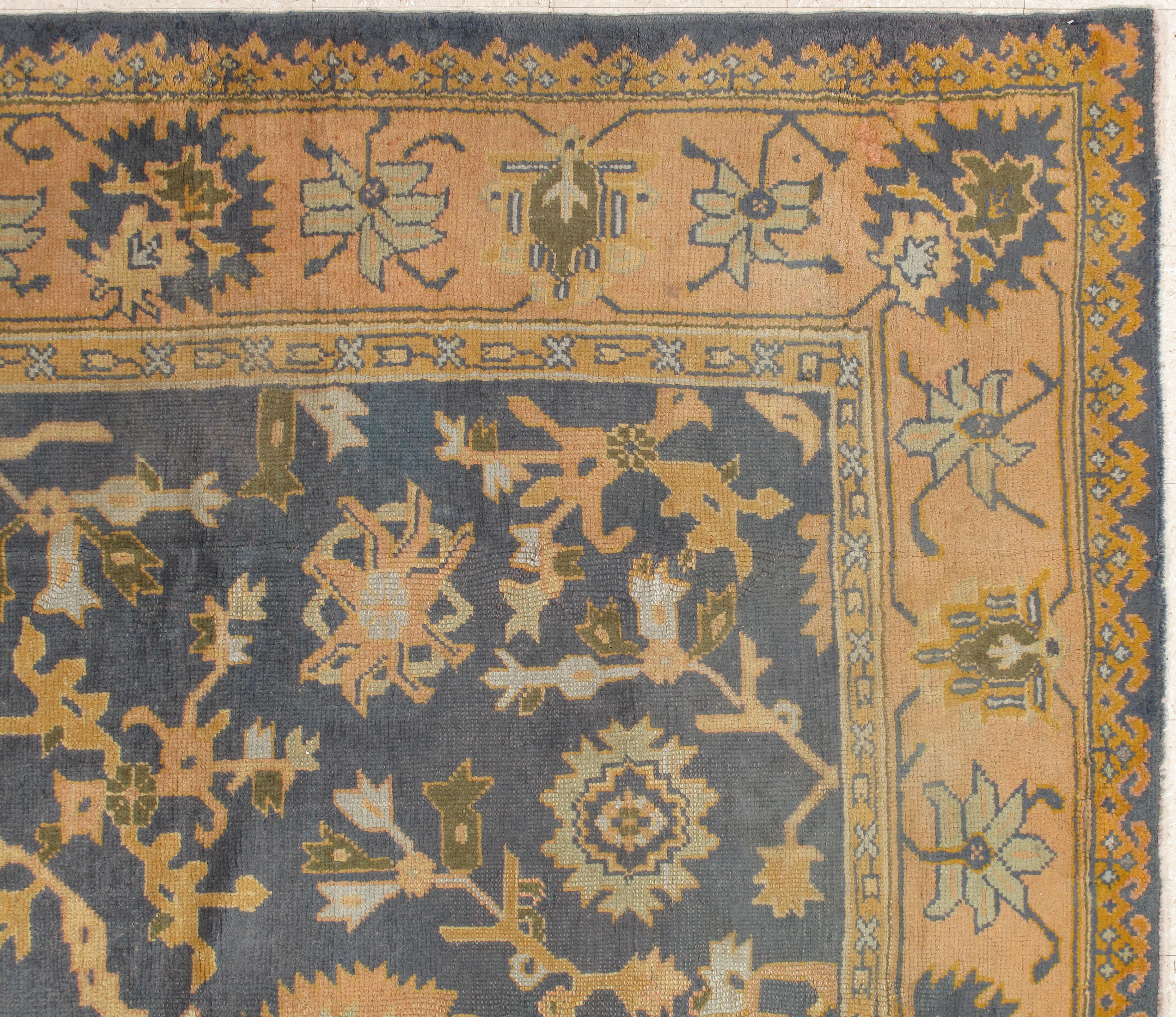 Antiker antiker Oushak-Teppich, handgefertigter orientalischer Teppich aus der Türkei, Pfirsich, Blau, Elfenbein (Persisch) im Angebot