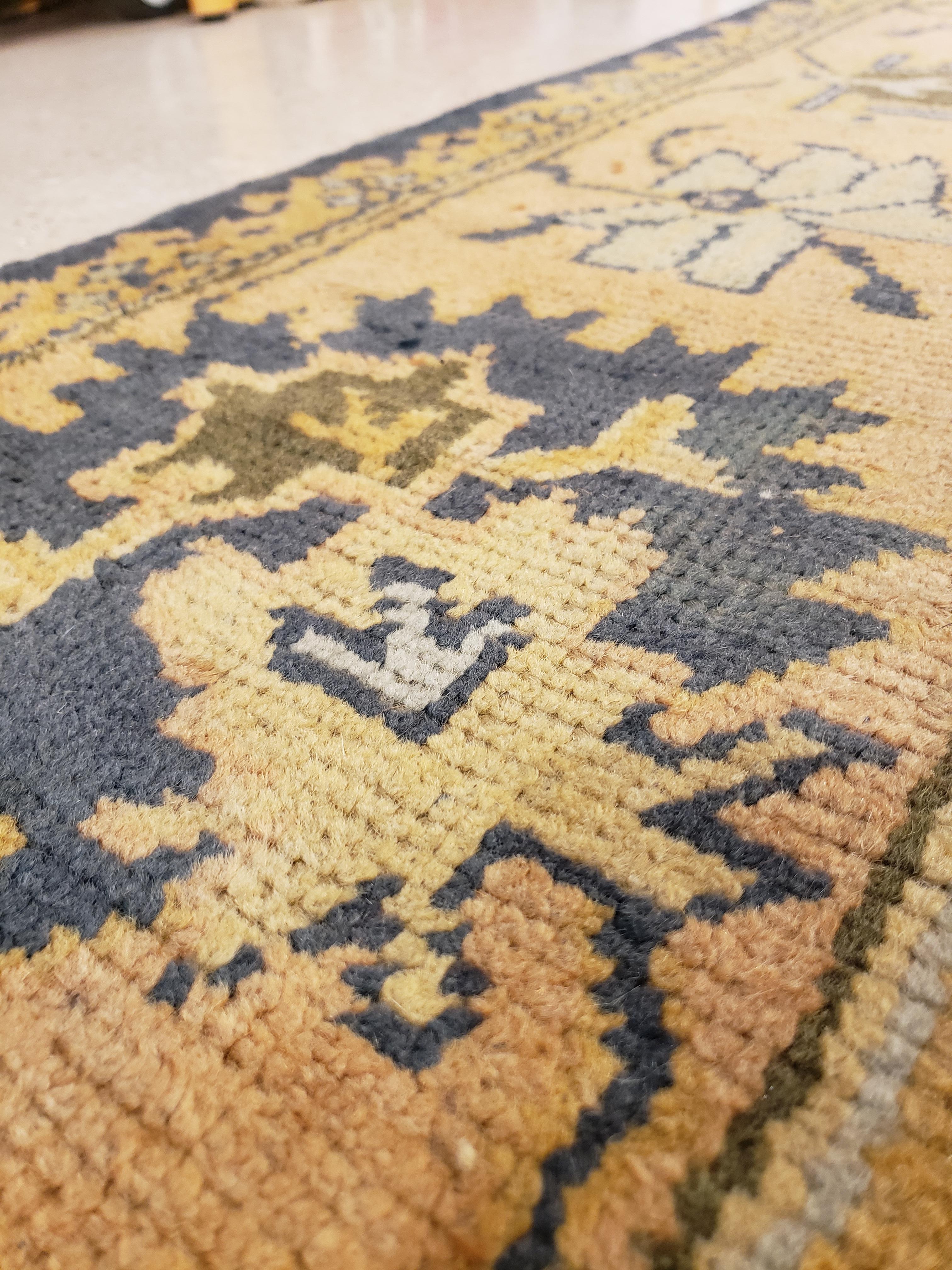 Antiker antiker Oushak-Teppich, handgefertigter orientalischer Teppich aus der Türkei, Pfirsich, Blau, Elfenbein im Zustand „Gut“ im Angebot in Port Washington, NY