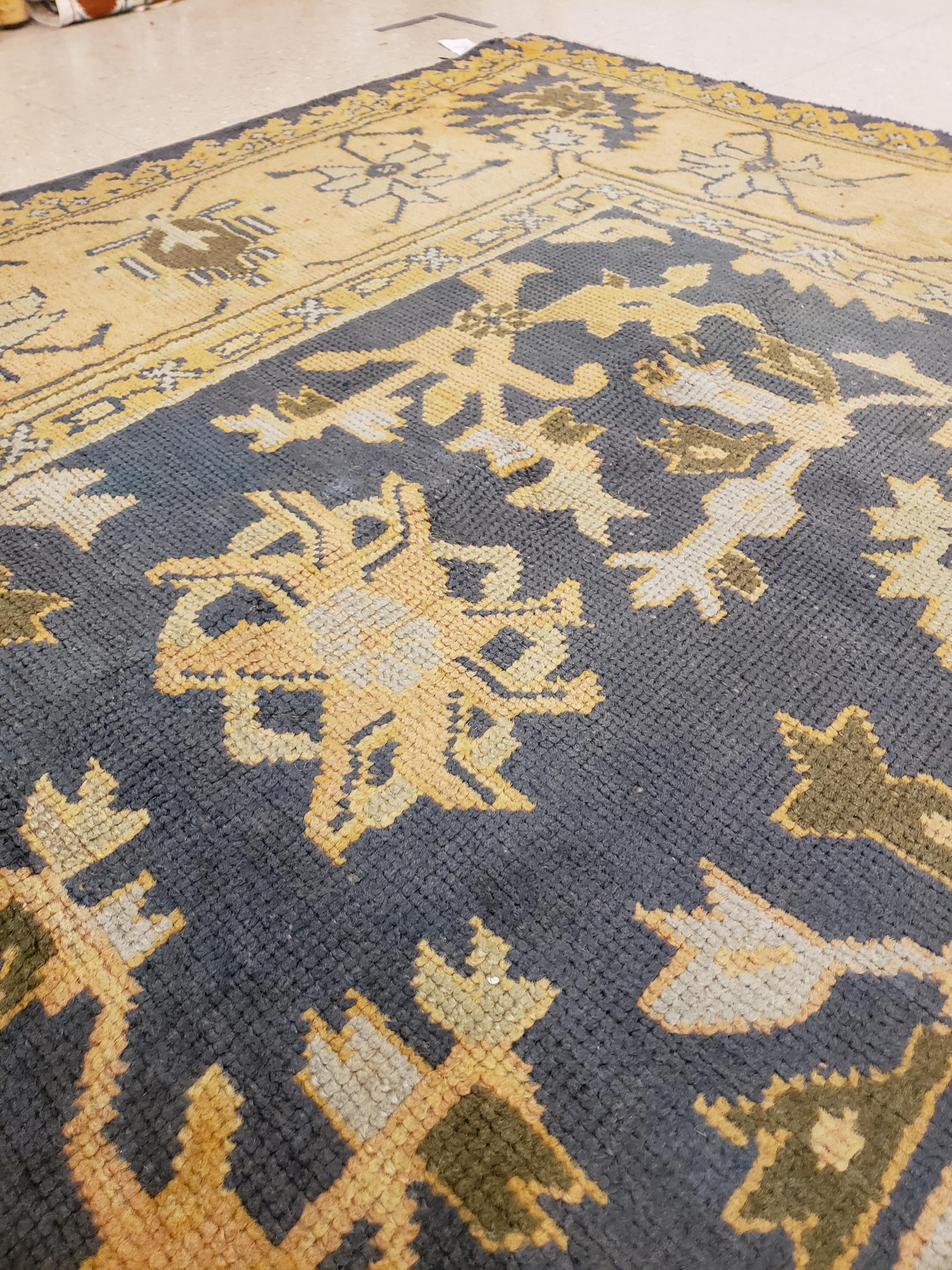 Antiker antiker Oushak-Teppich, handgefertigter orientalischer Teppich aus der Türkei, Pfirsich, Blau, Elfenbein im Angebot 1