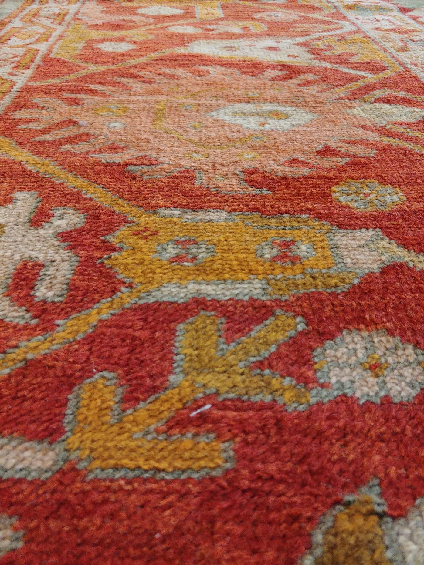 Tapis antique Oushak, tapis oriental fait à la main, bleu pâle, vert, jaune, corail en vente 3