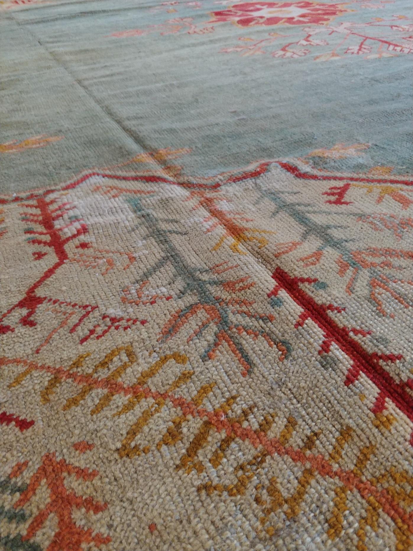 Tapis antique Oushak, tapis oriental fait à la main, bleu pâle, vert, jaune, corail en vente 4