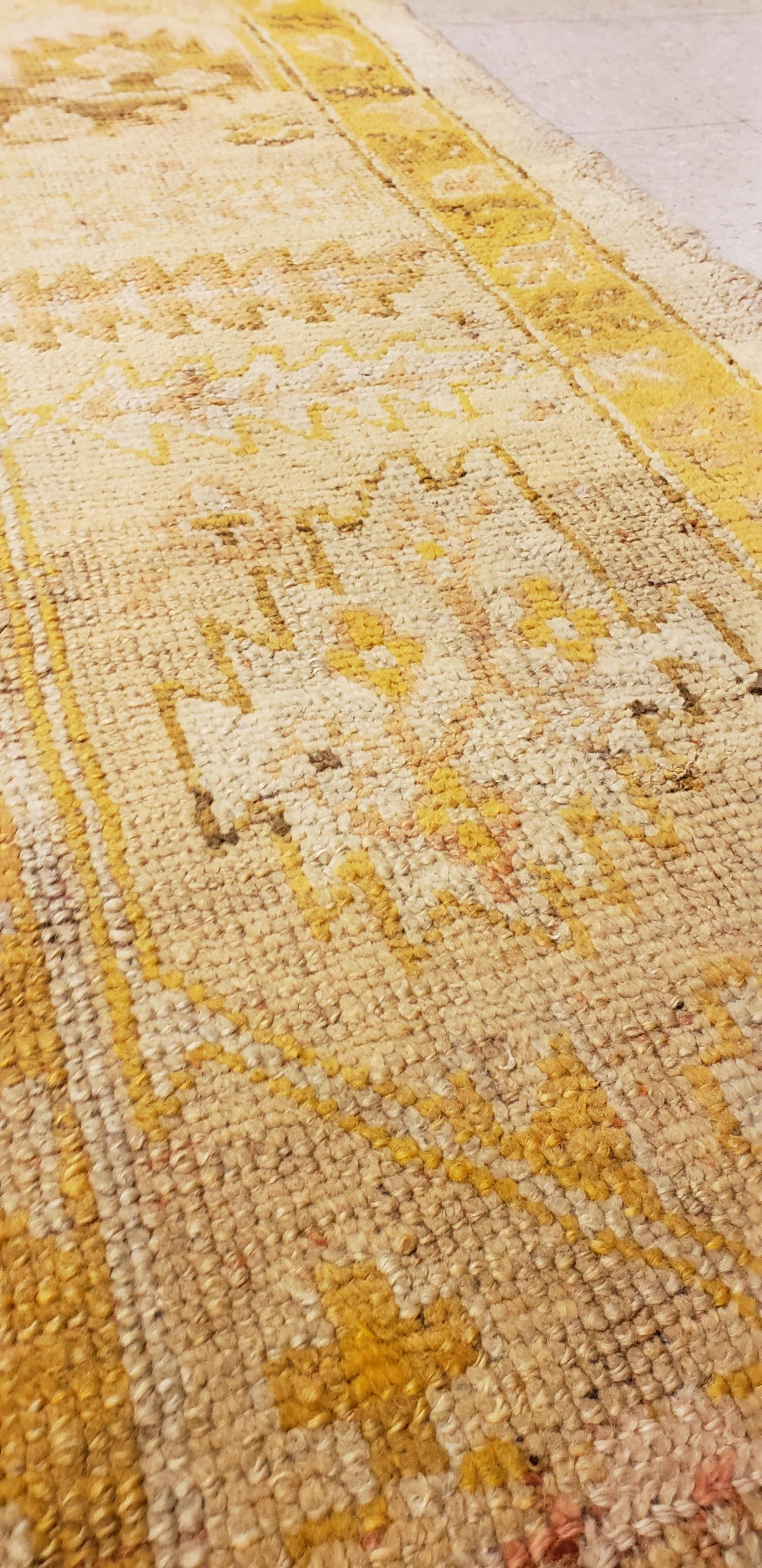 Antiker Oushak-Teppich, handgefertigter orientalischer Teppich, blassblau-grün, gelb, Korallenteppich im Angebot 8