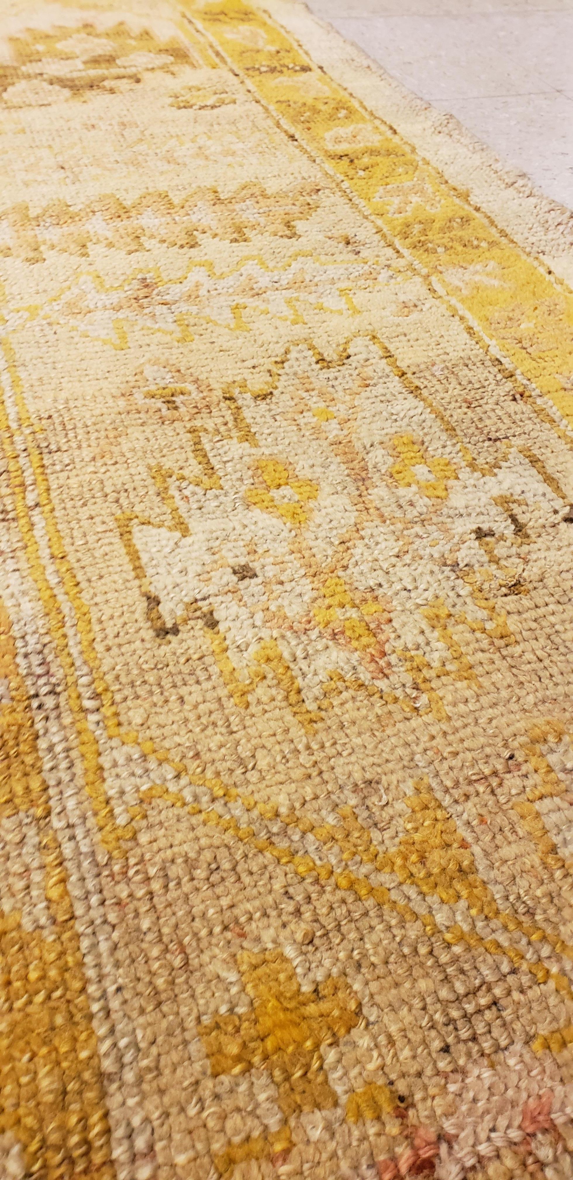 Tapis d'Oushak ancien, tapis oriental fait à la main, bleu pâle, jaune, corail en vente 8