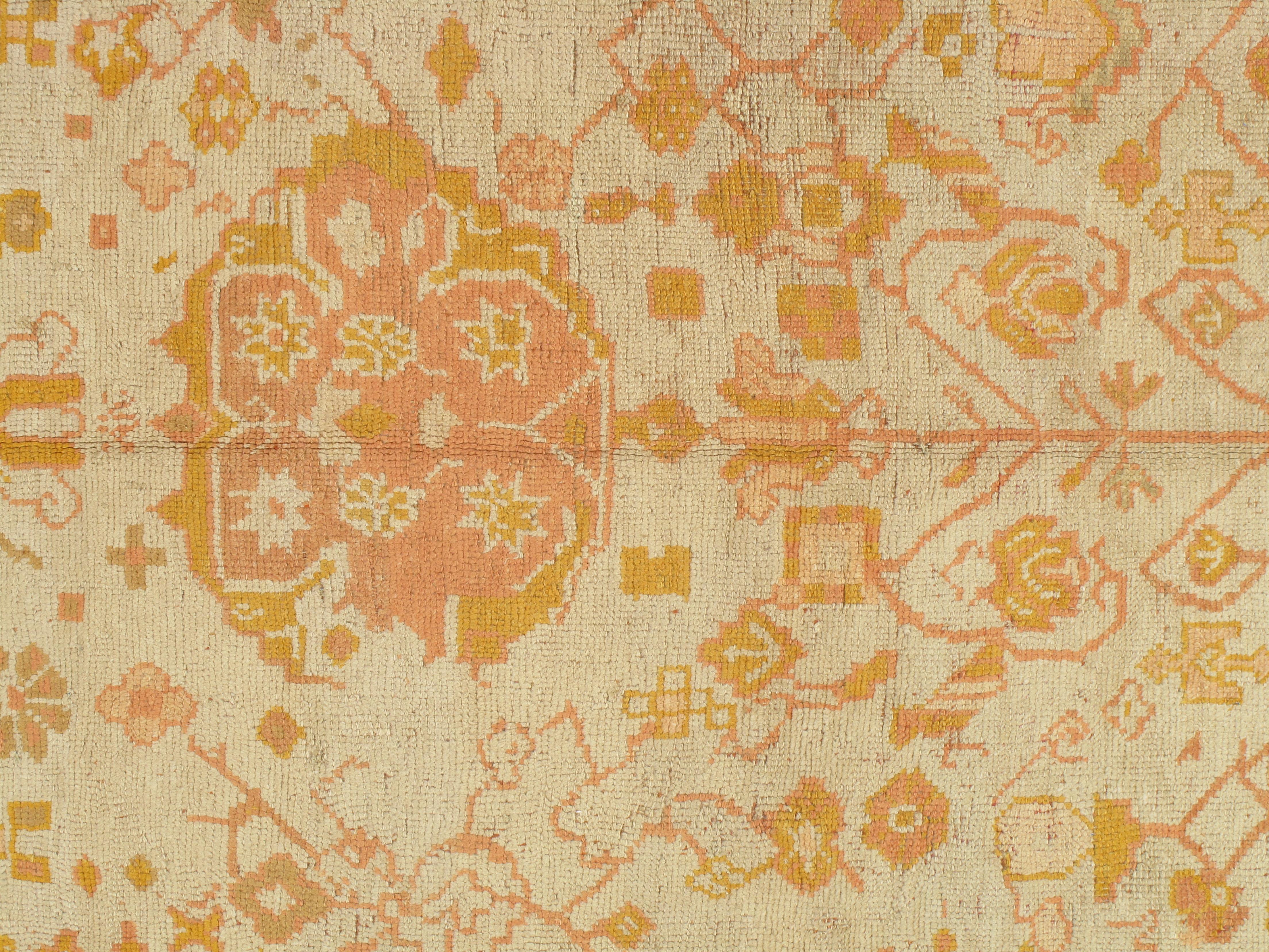Antiker Oushak-Teppich, handgefertigter orientalischer Teppich, blassblau-grün, gelb, Korallenteppich (Handgeknüpft) im Angebot