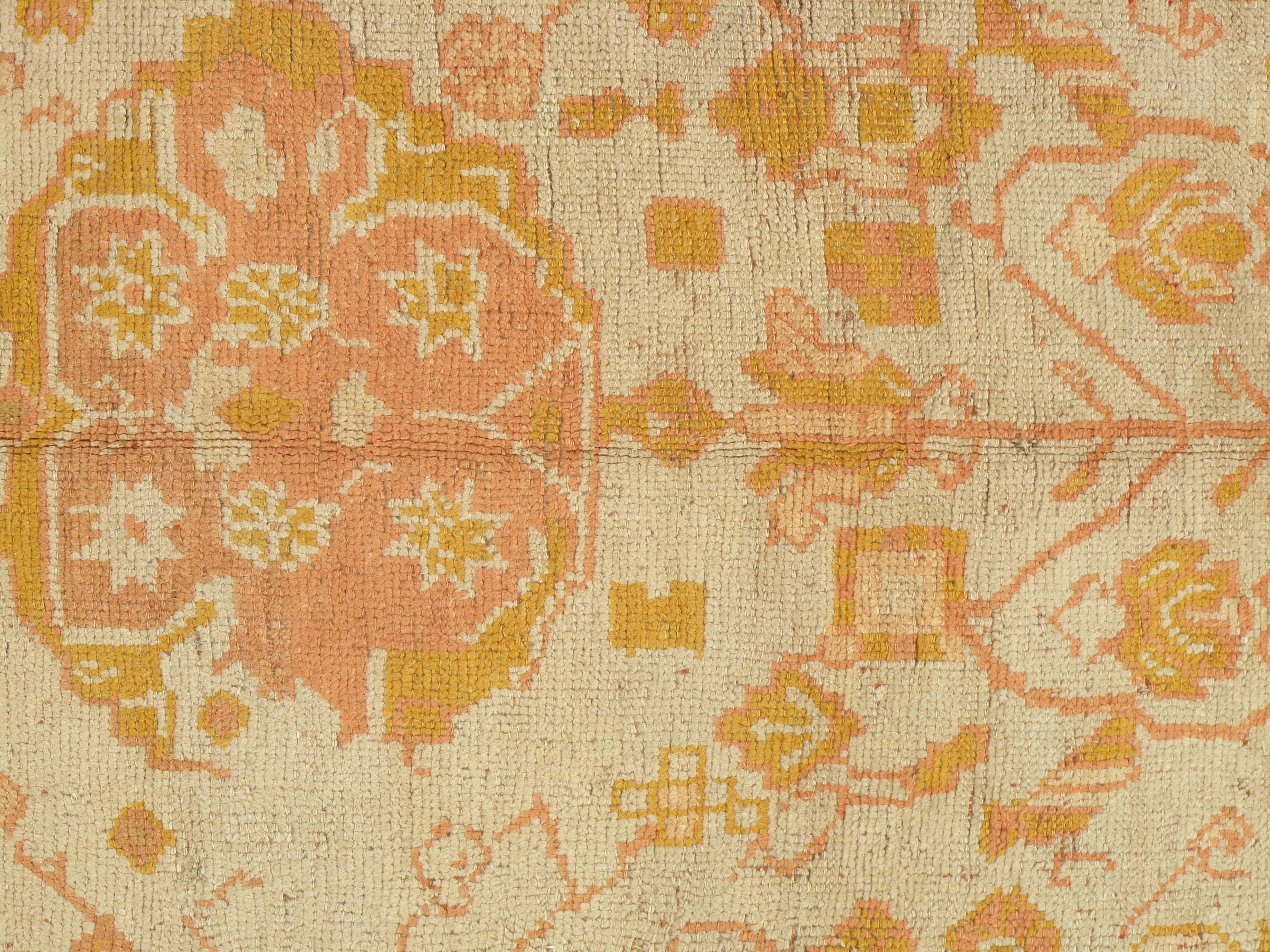 Tapis d'Oushak ancien, tapis oriental fait à la main, bleu pâle, jaune, corail Bon état - En vente à Port Washington, NY