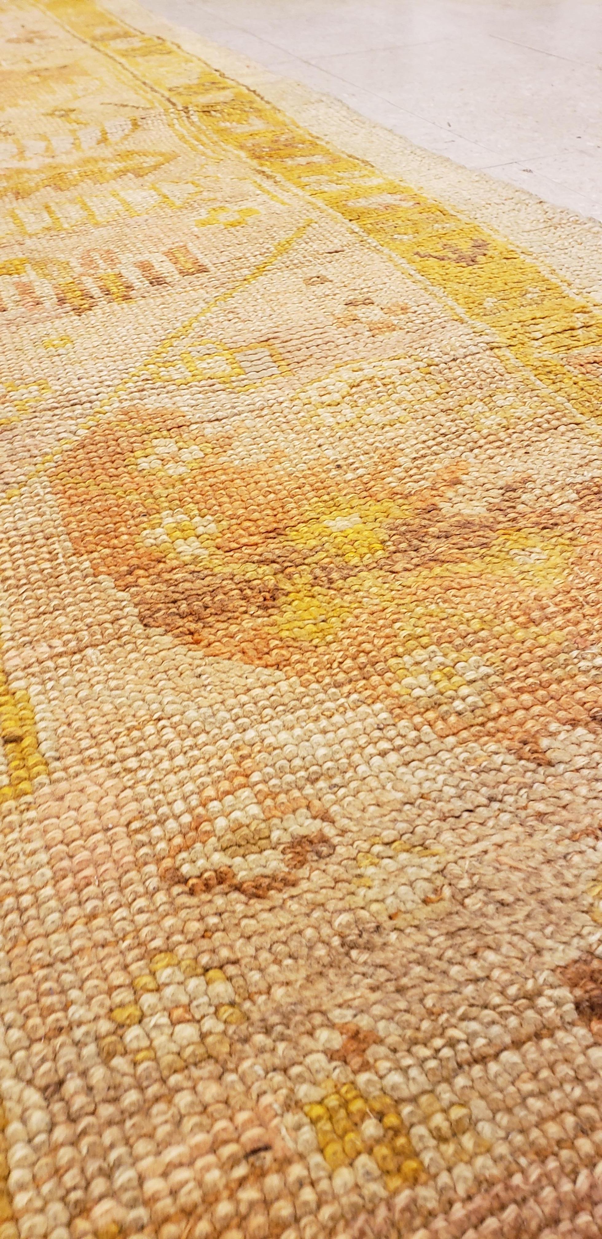 Antiker Oushak-Teppich, handgefertigter orientalischer Teppich, blassblau-grün, gelb, Korallenteppich (Wolle) im Angebot