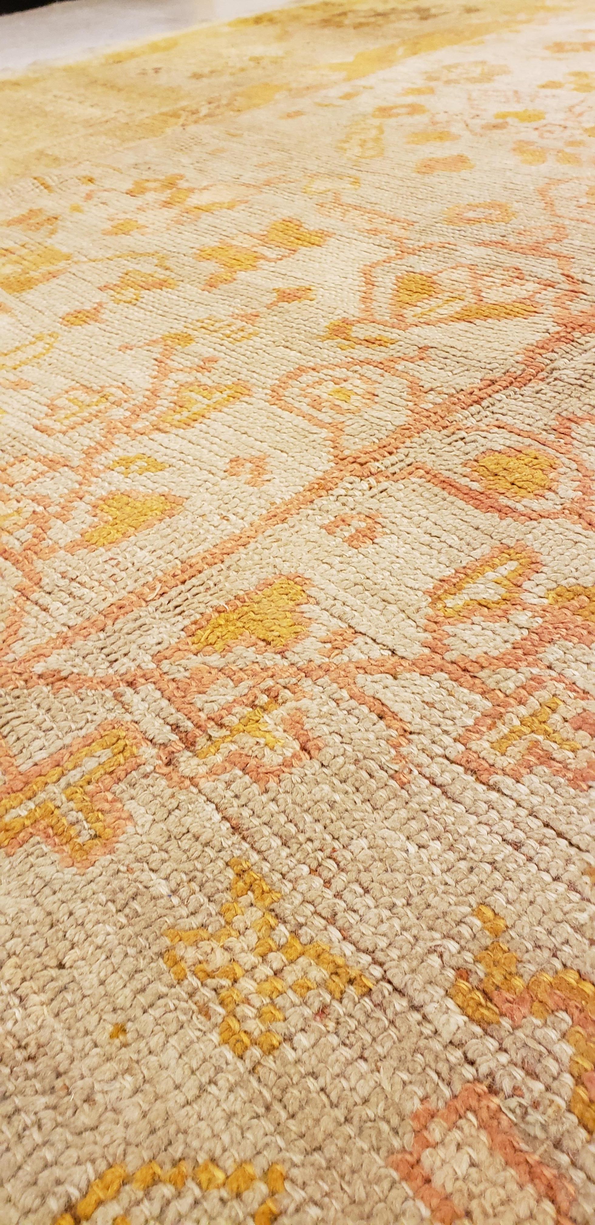 Tapis d'Oushak ancien, tapis oriental fait à la main, bleu pâle, jaune, corail en vente 2