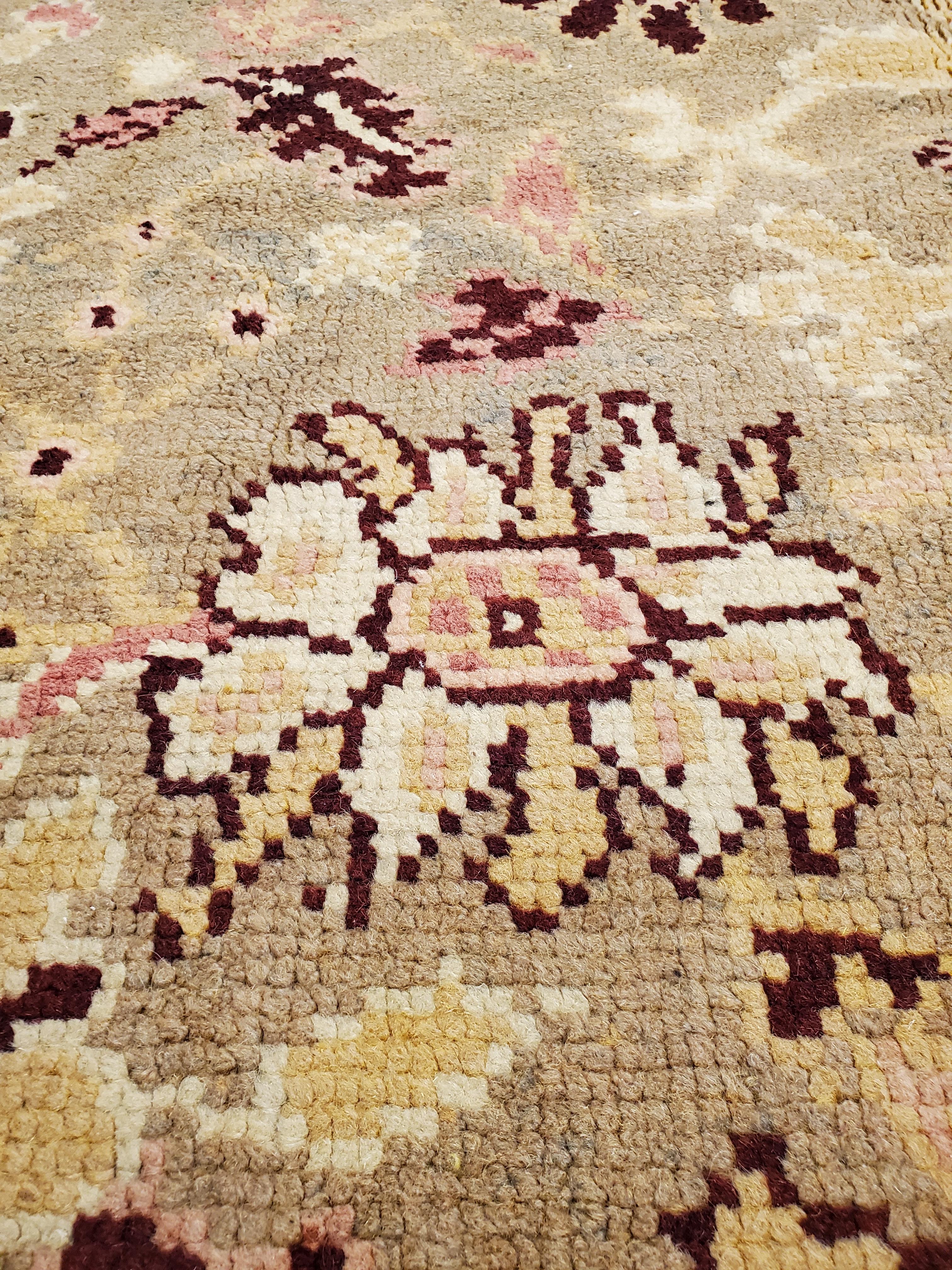 Antiker Oushak-Teppich, handgefertigter orientalischer Teppich, blassgrün, Koralle, Taupe und Creme (Türkisch) im Angebot