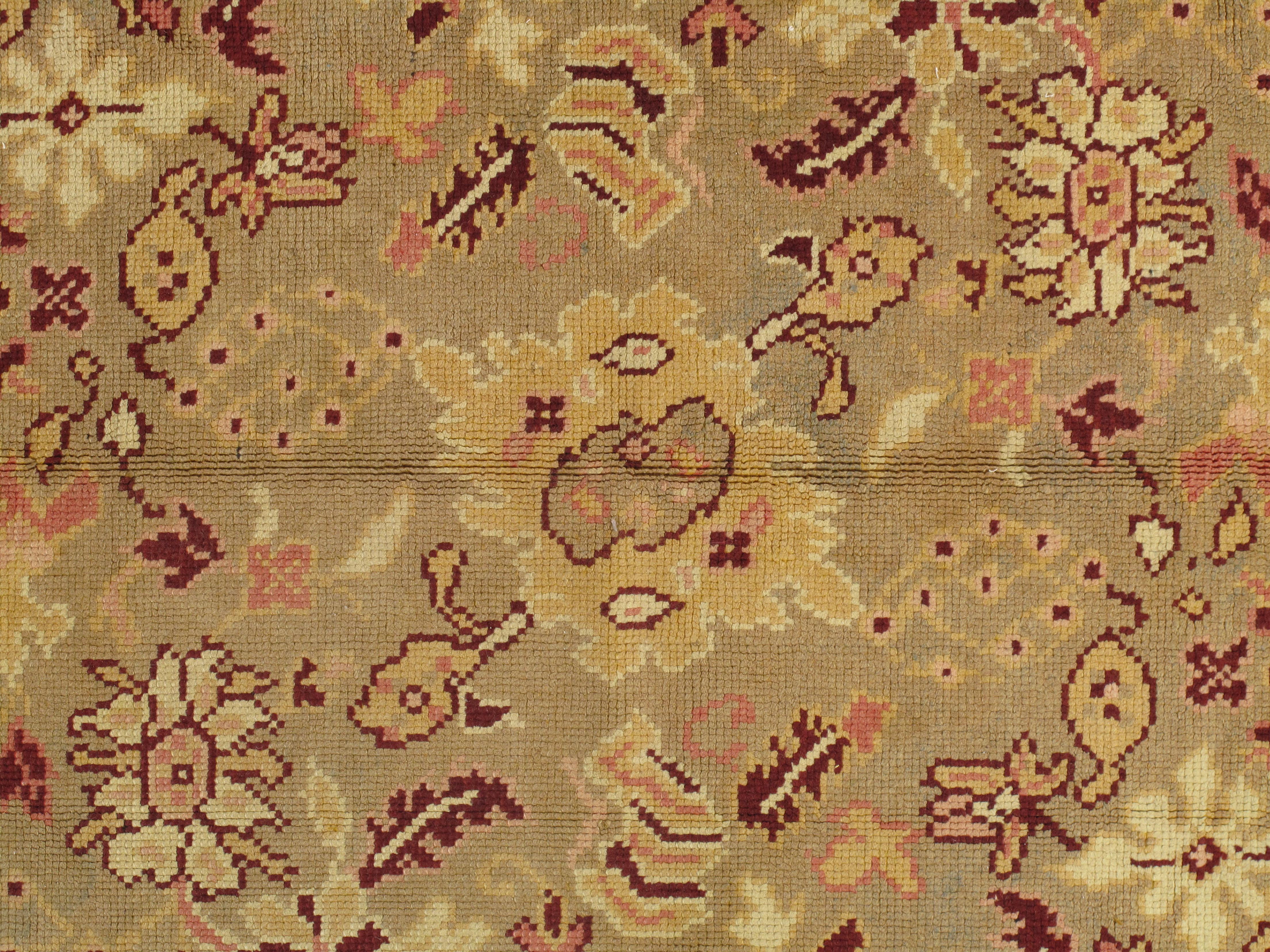 Antiker Oushak-Teppich, handgefertigter orientalischer Teppich, blassgrün, Koralle, Taupe und Creme (Handgeknüpft) im Angebot