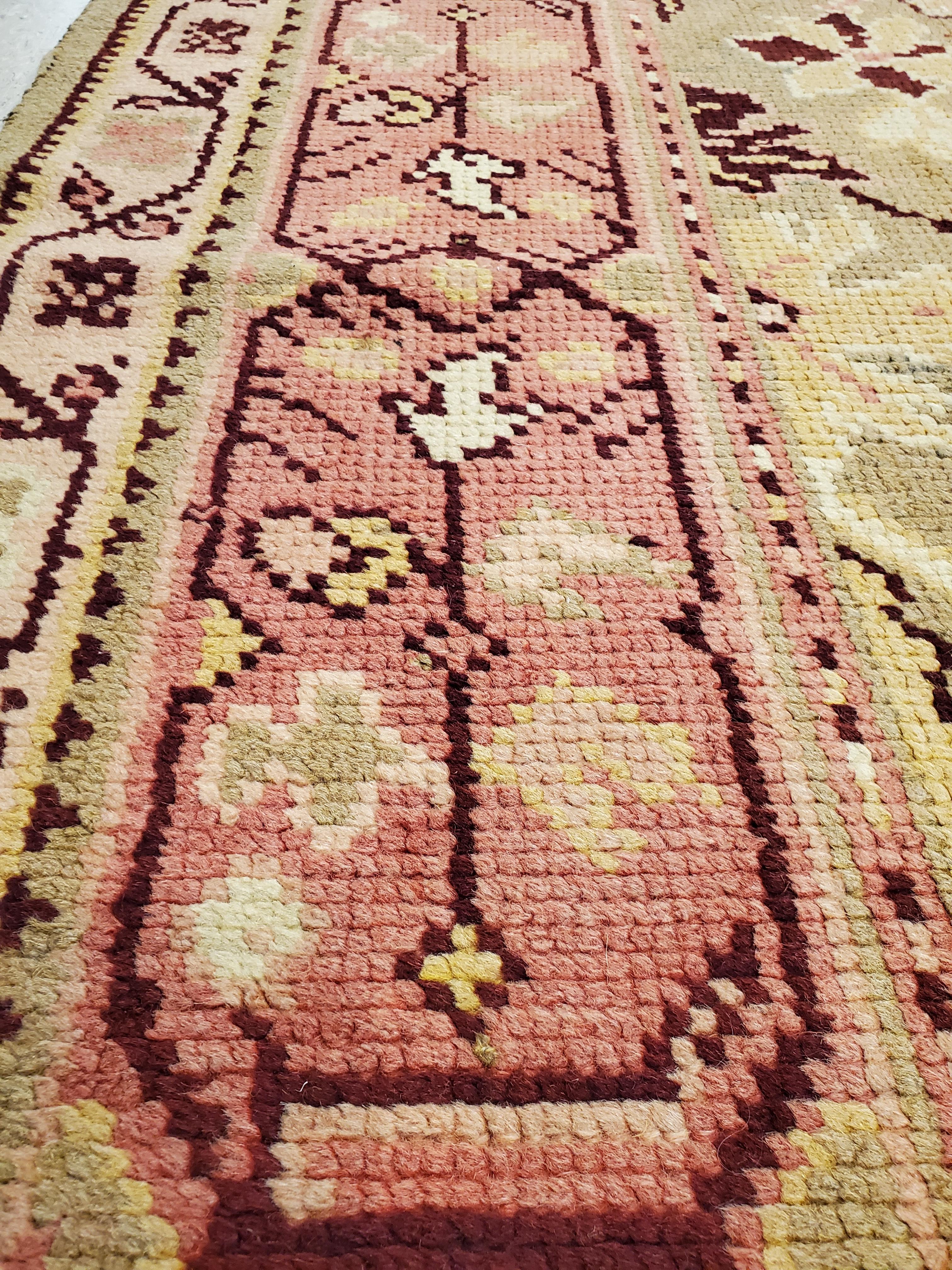 Antiker Oushak-Teppich, handgefertigter orientalischer Teppich, blassgrün, Koralle, Taupe und Creme im Zustand „Gut“ im Angebot in Port Washington, NY