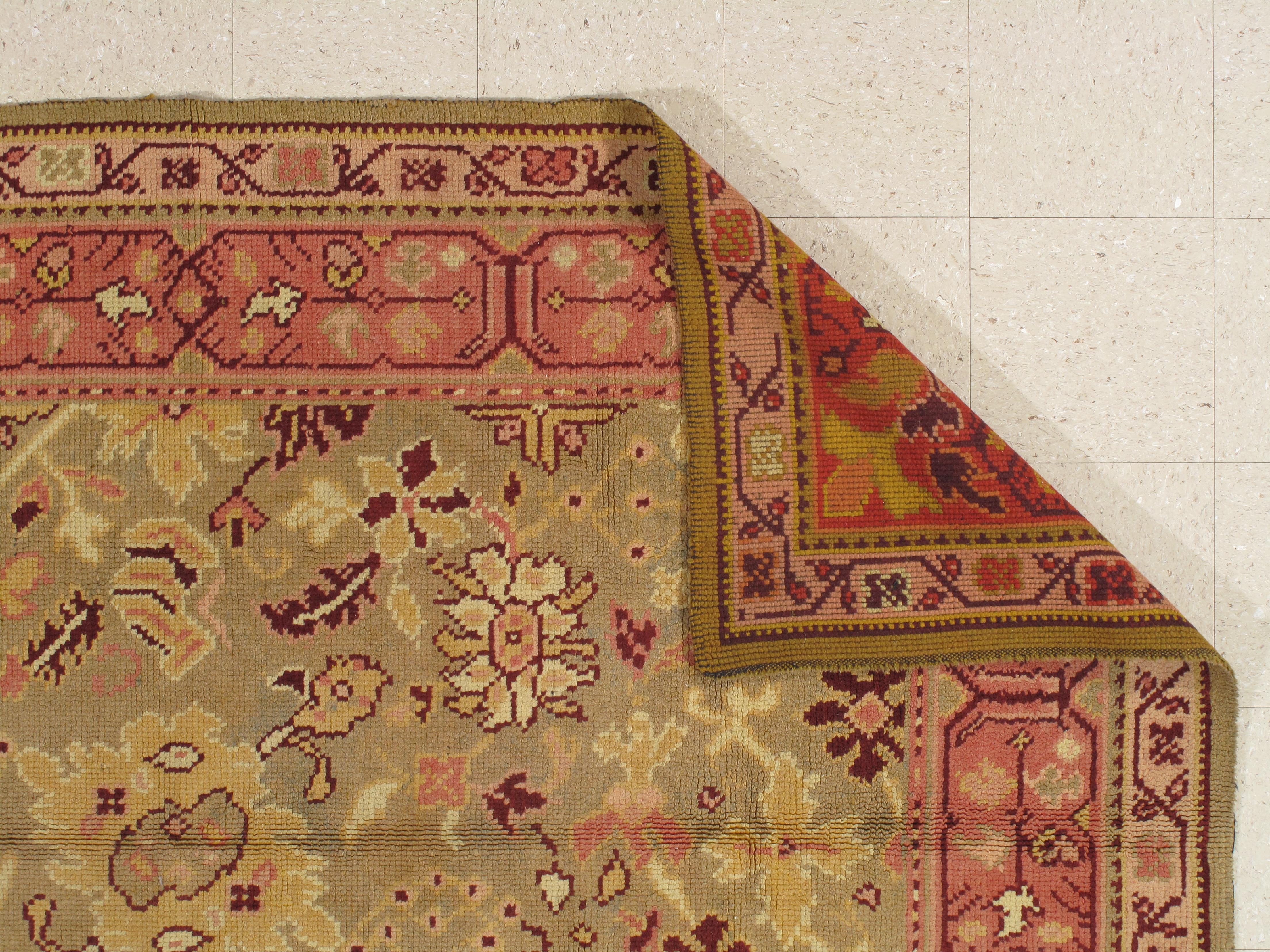 Antiker Oushak-Teppich, handgefertigter orientalischer Teppich, blassgrün, Koralle, Taupe und Creme (Wolle) im Angebot