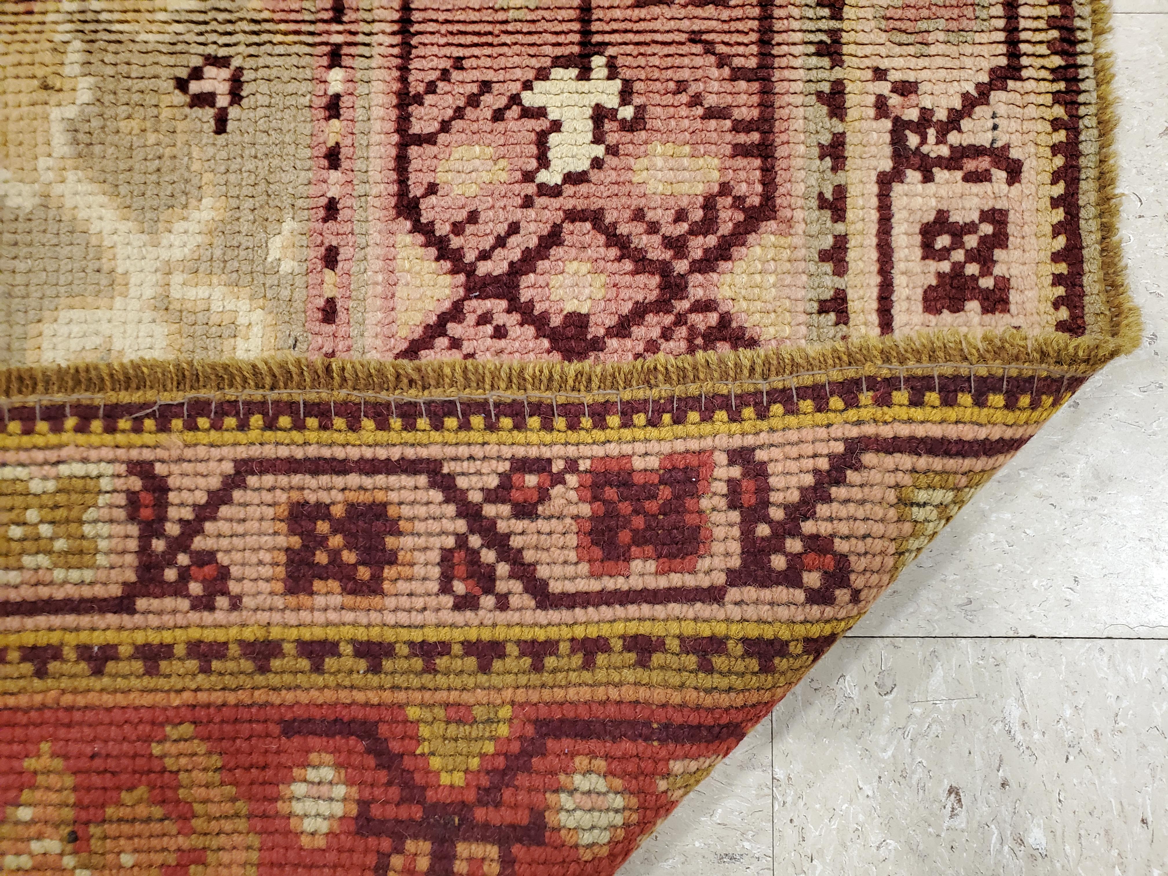 Antiker Oushak-Teppich, handgefertigter orientalischer Teppich, blassgrün, Koralle, Taupe und Creme im Angebot 1