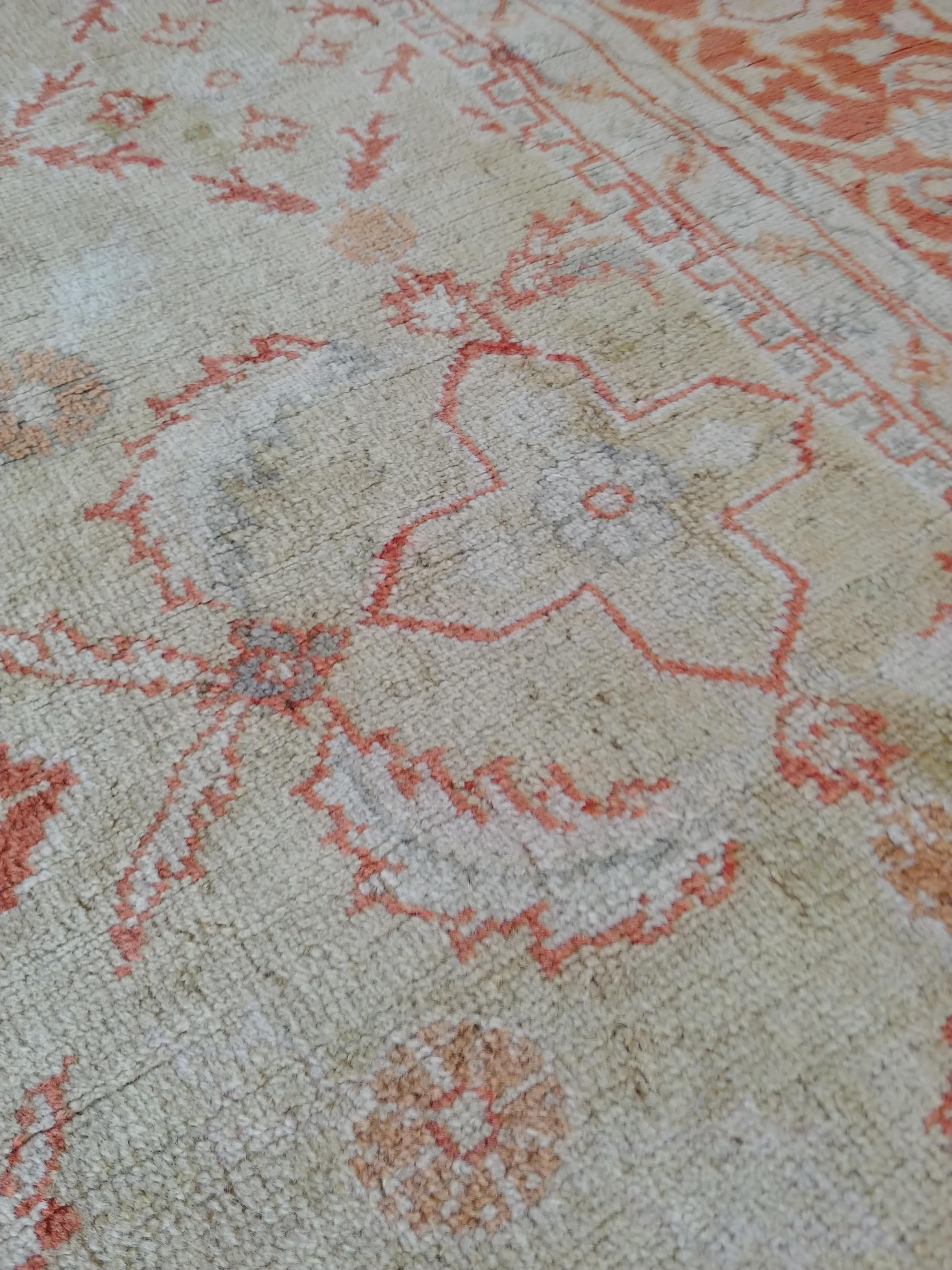 Antiker handgefertigter orientalischer Oushak-Teppich, blassgrüne Koralle, Taupe, cremefarbener feiner Teppich (Wolle) im Angebot