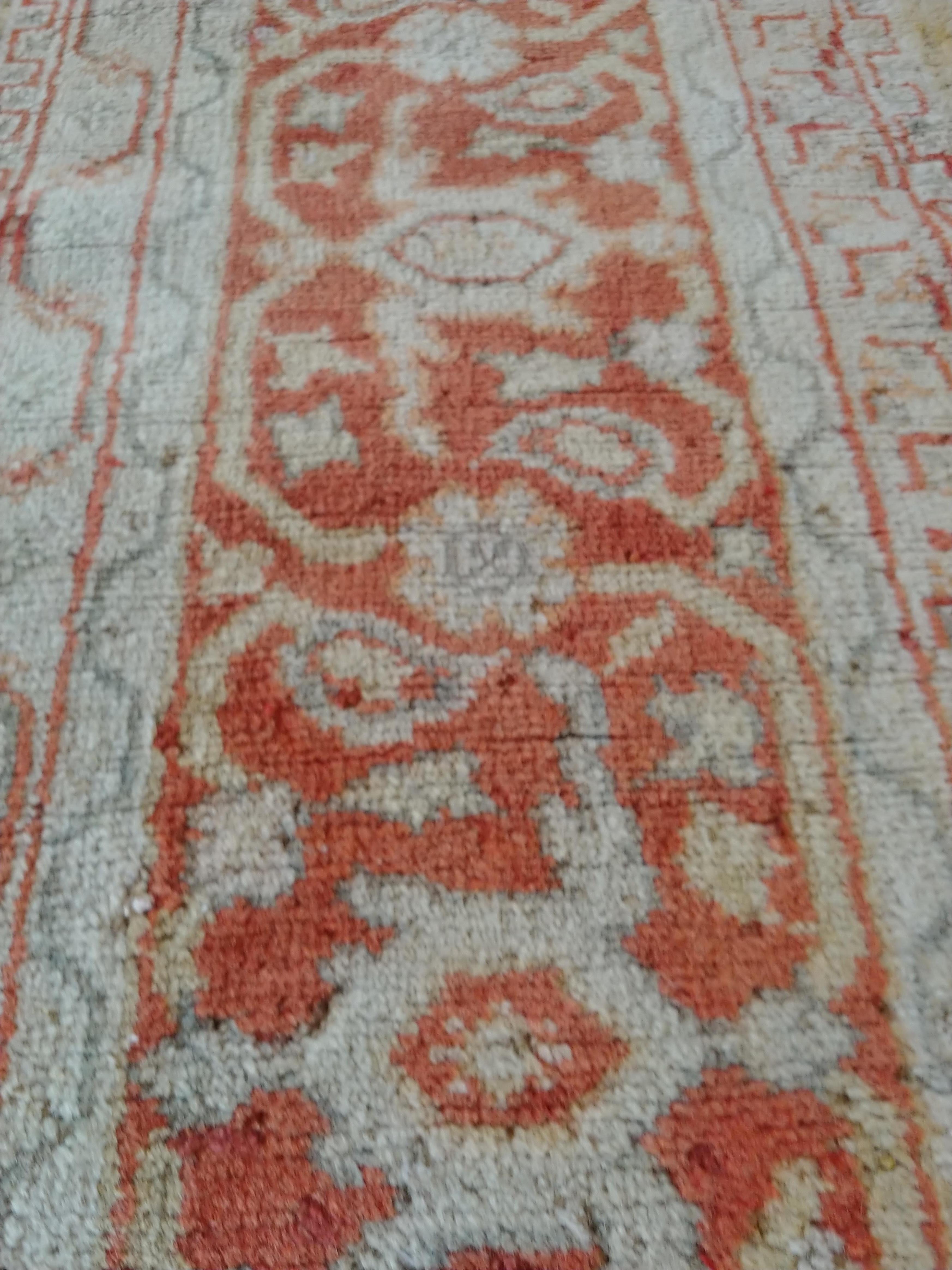 Antiker handgefertigter orientalischer Oushak-Teppich, blassgrüne Koralle, Taupe, cremefarbener feiner Teppich im Angebot 2