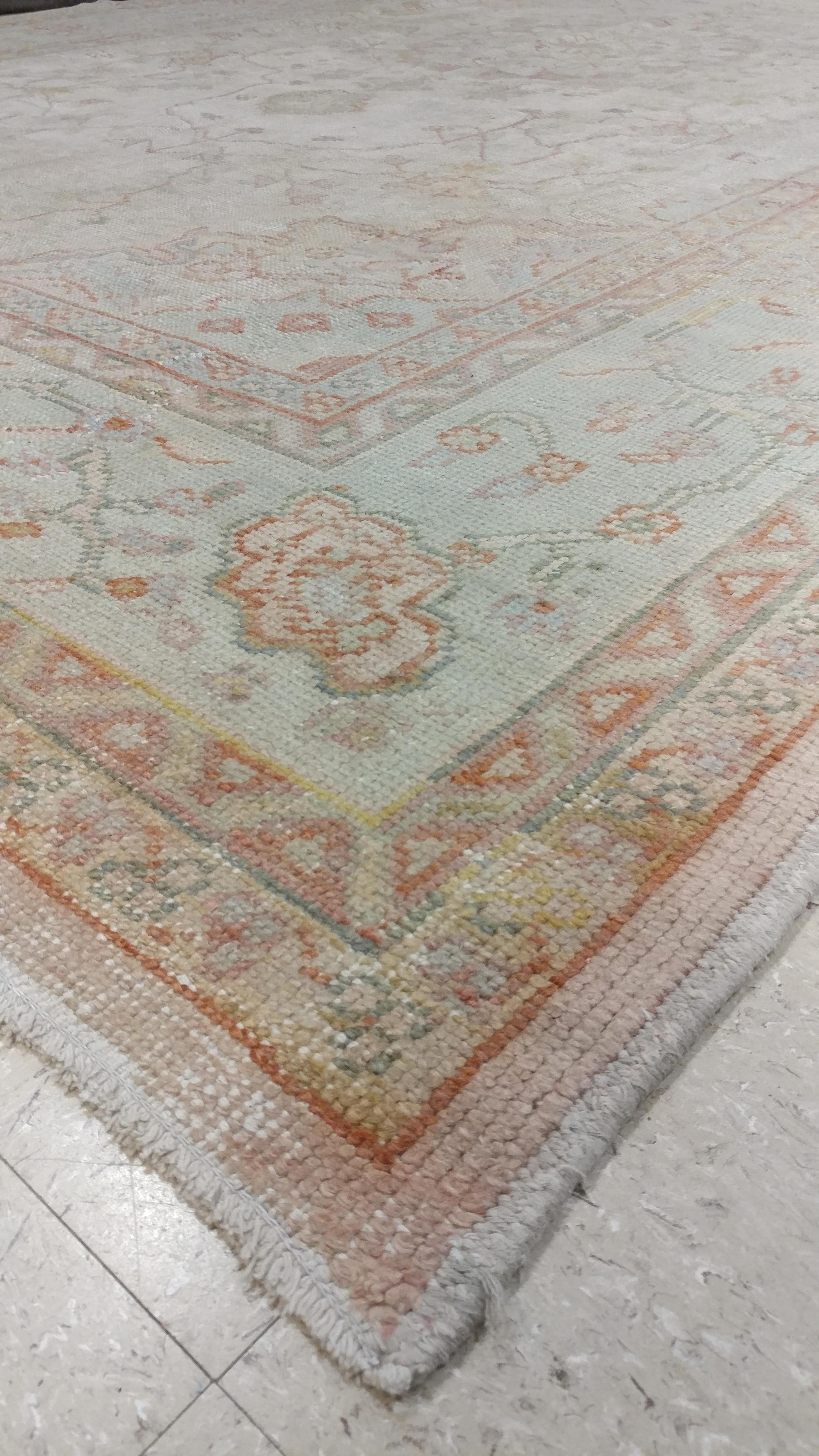 Antiker antiker Oushak-Teppich, handgefertigter orientalischer Teppich, Shrimp Pink, Taupe, Creme Feiner Teppich (Handgeknüpft) im Angebot