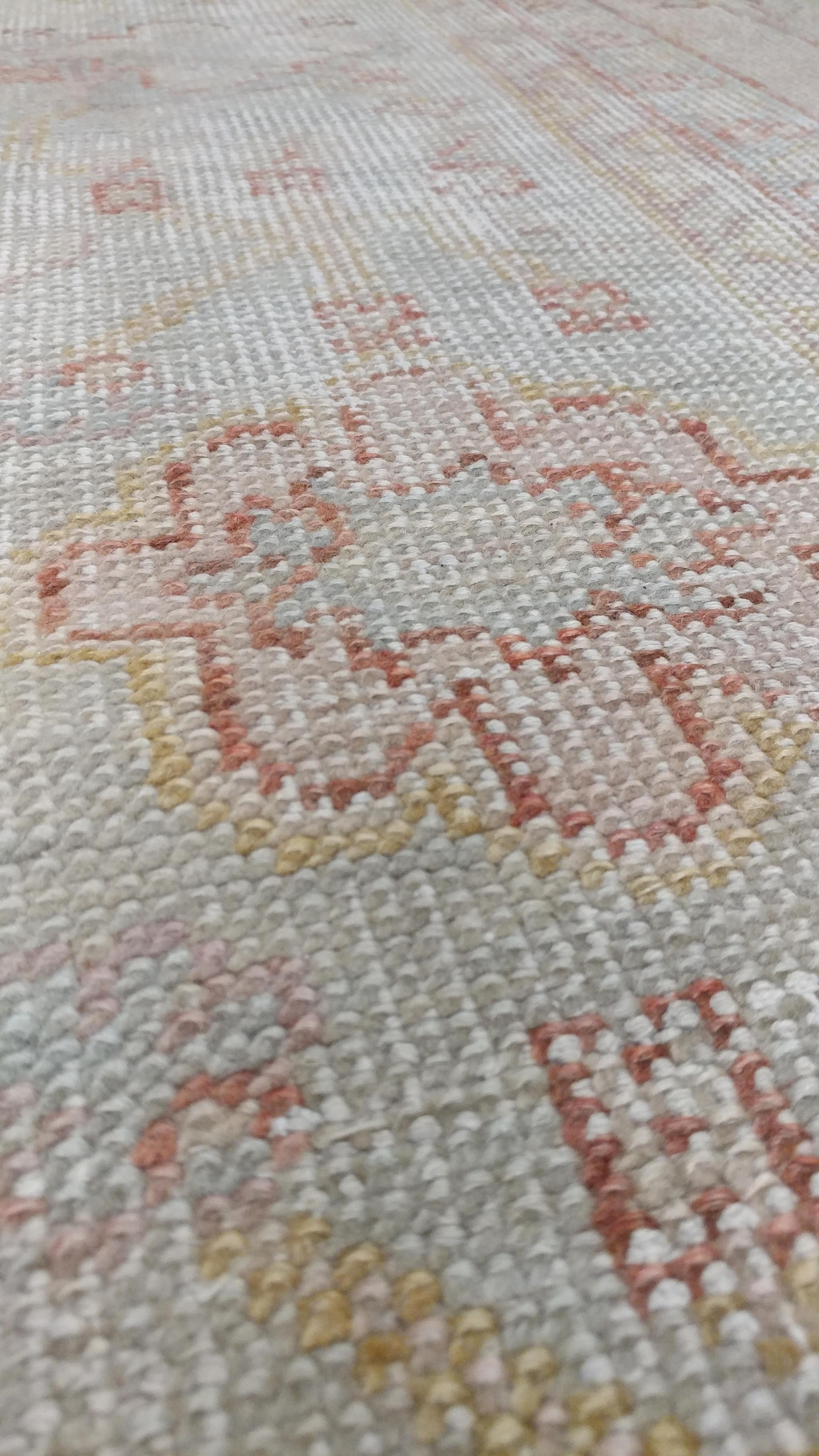 Antiker antiker Oushak-Teppich, handgefertigter orientalischer Teppich, Shrimp Pink, Taupe, Creme Feiner Teppich (Spätes 19. Jahrhundert) im Angebot