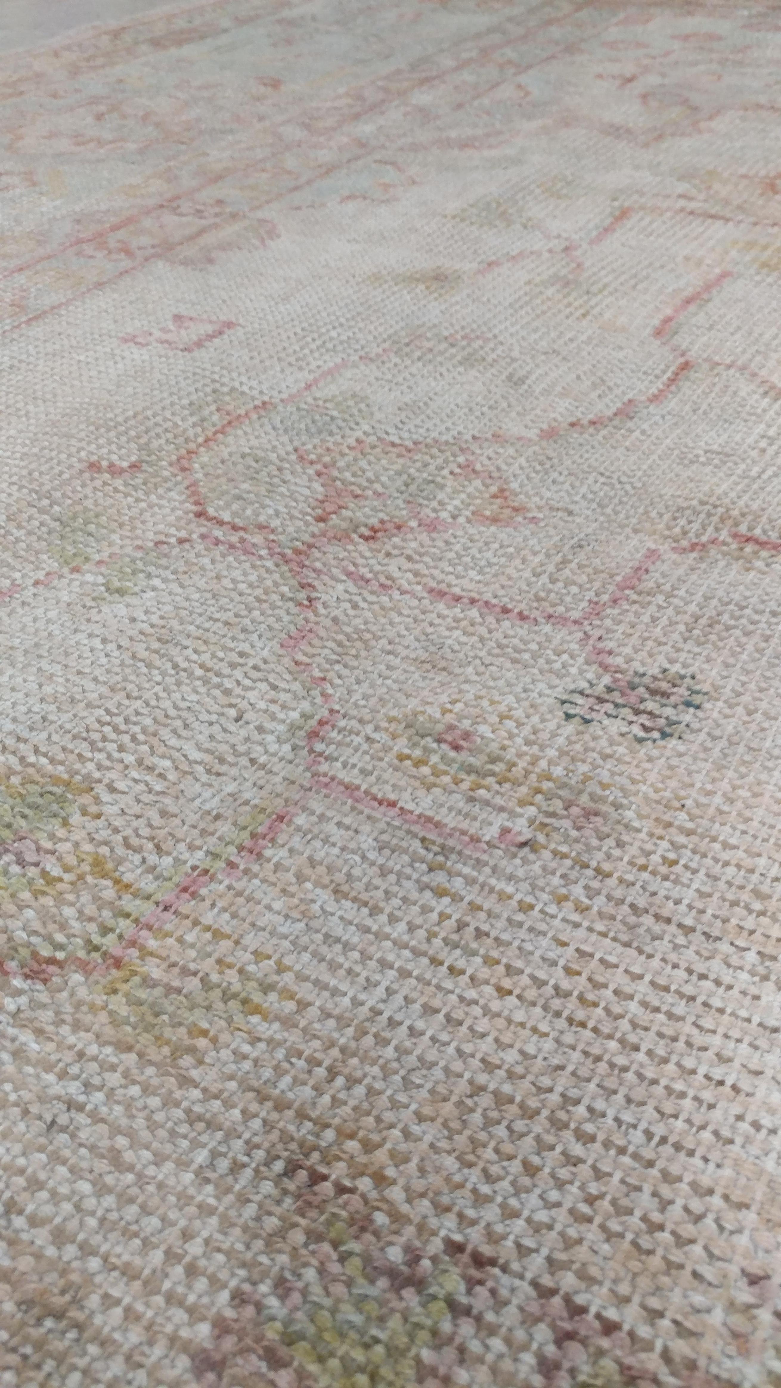 Antiker antiker Oushak-Teppich, handgefertigter orientalischer Teppich, Shrimp Pink, Taupe, Creme Feiner Teppich (Wolle) im Angebot