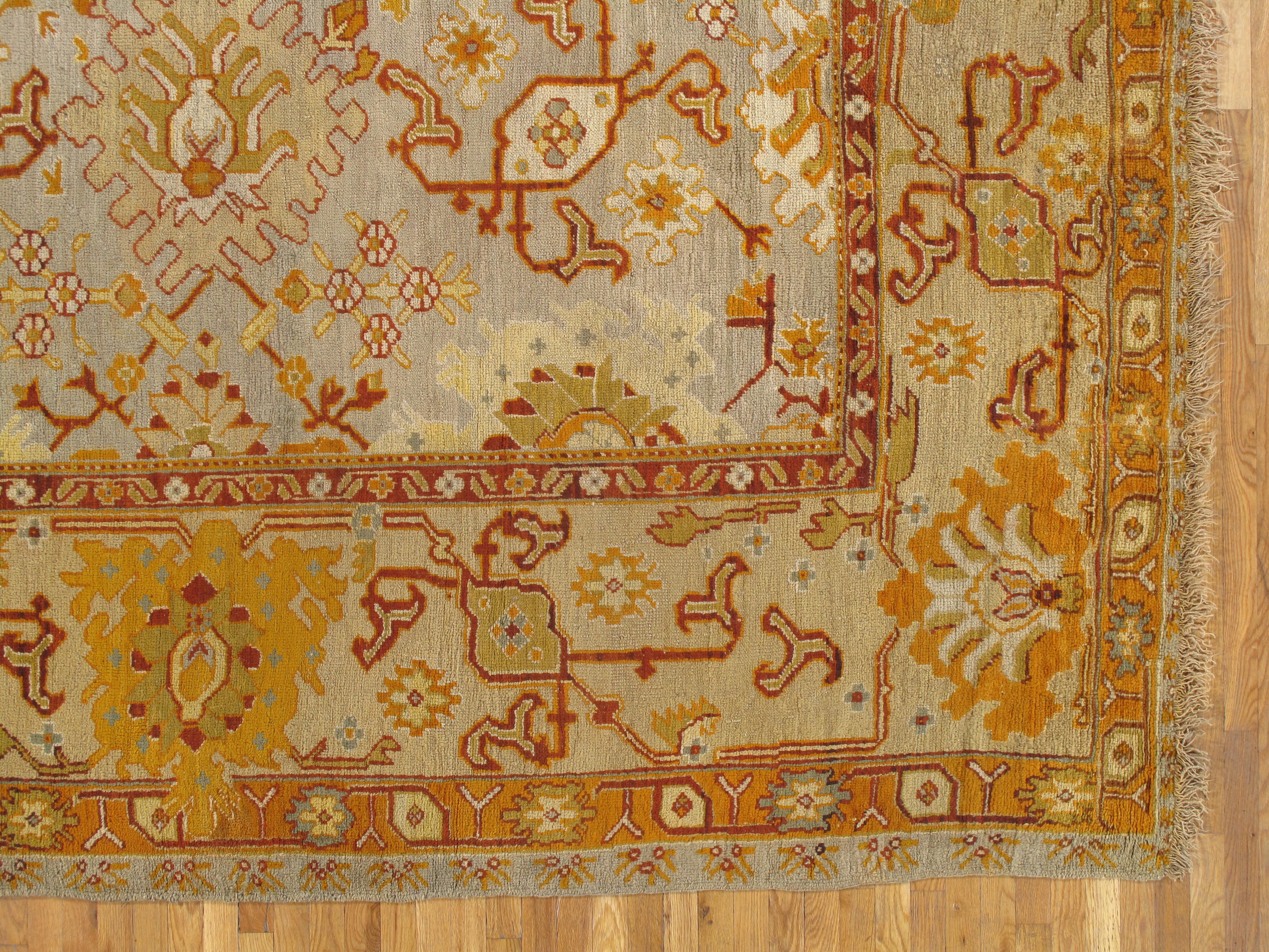 Antiker antiker Oushak-Teppich, handgefertigter orientalischer Teppich, weiches Safran, hellgrau und hellblau (Handgeknüpft) im Angebot