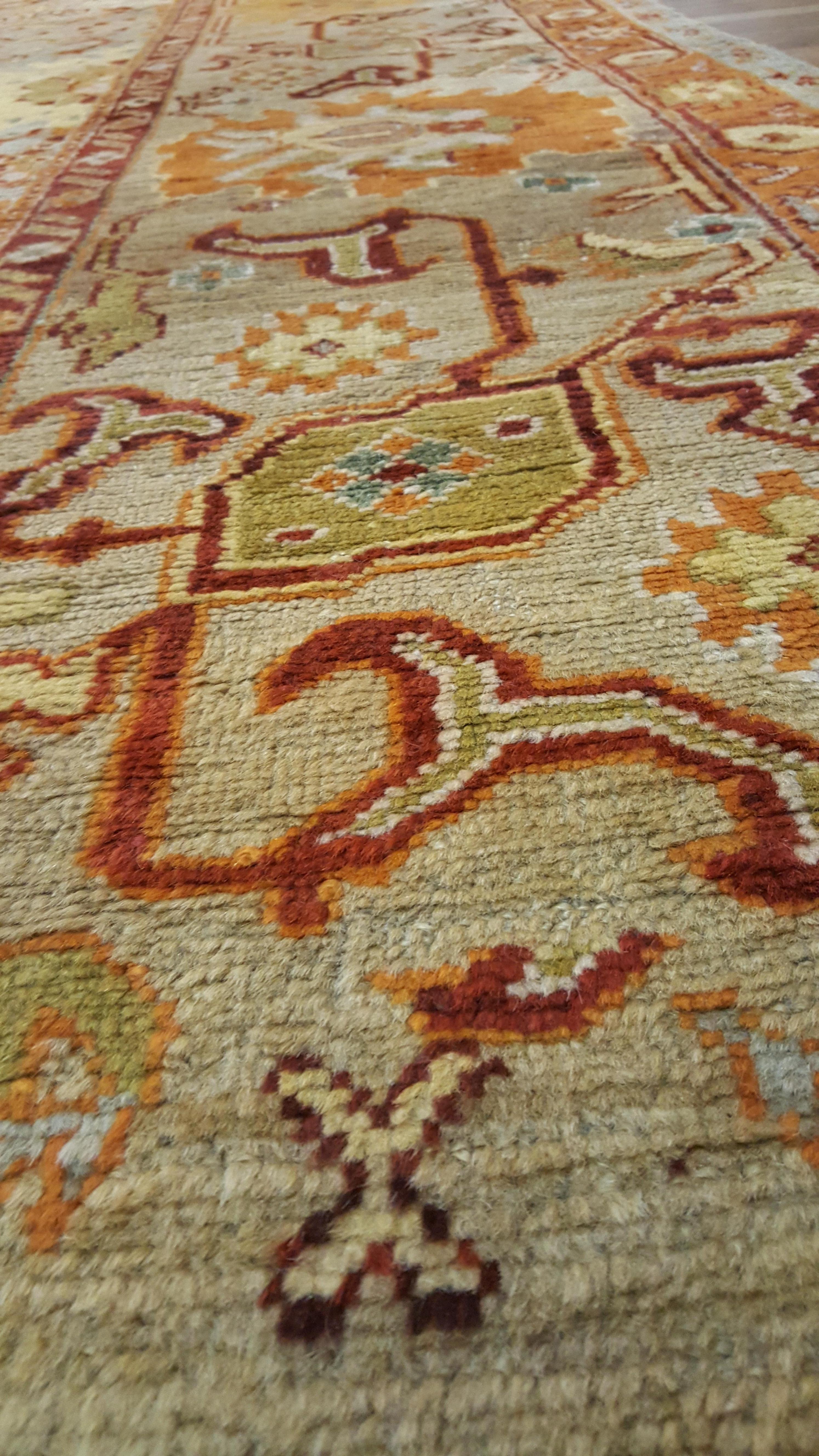Antiker antiker Oushak-Teppich, handgefertigter orientalischer Teppich, weiches Safran, hellgrau und hellblau im Angebot 1