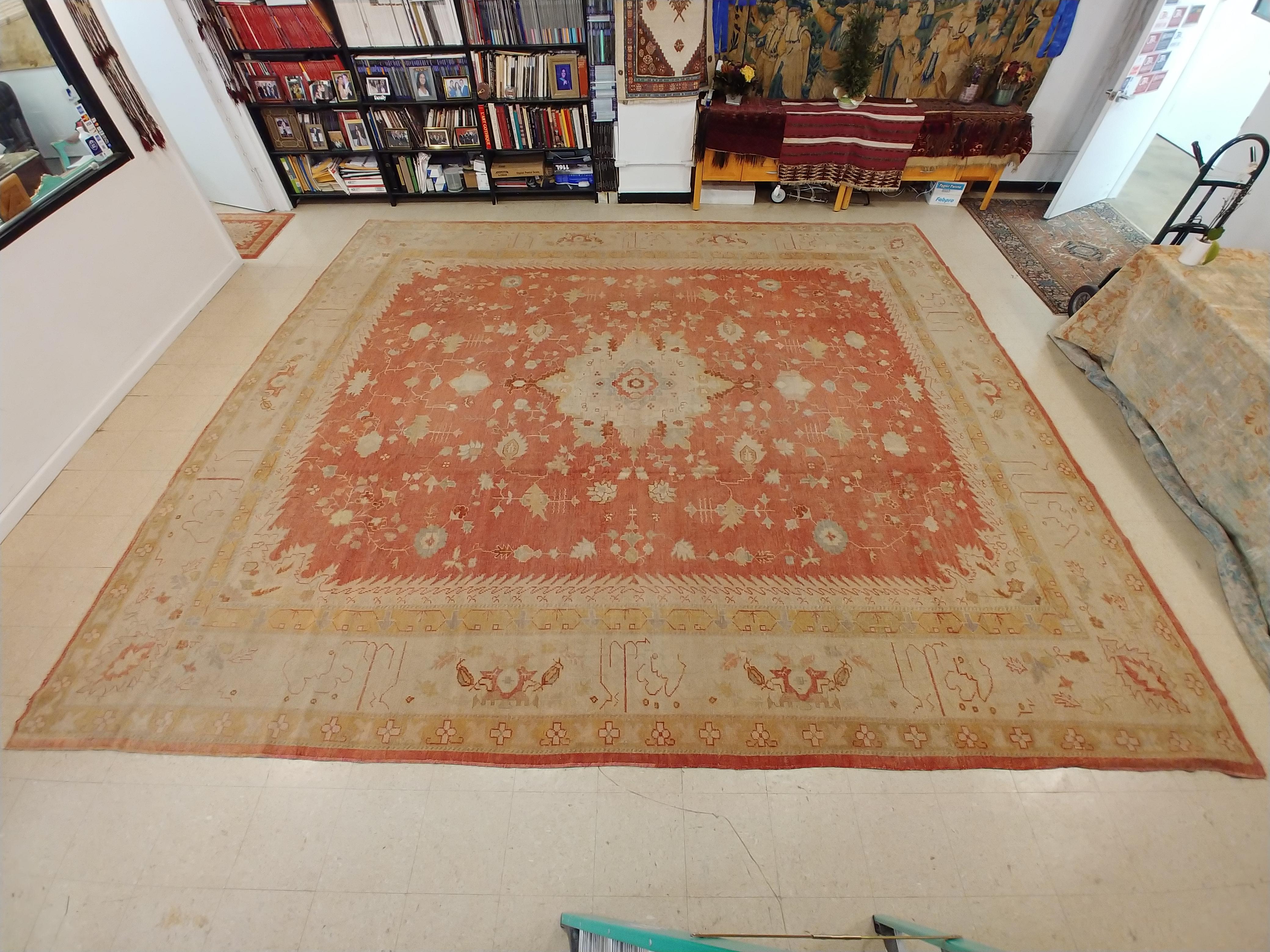 Antiker Oushak-Teppich, handgefertigter türkischer orientalischer Teppich, Beige, Koralle, weiche Farben im Angebot 1