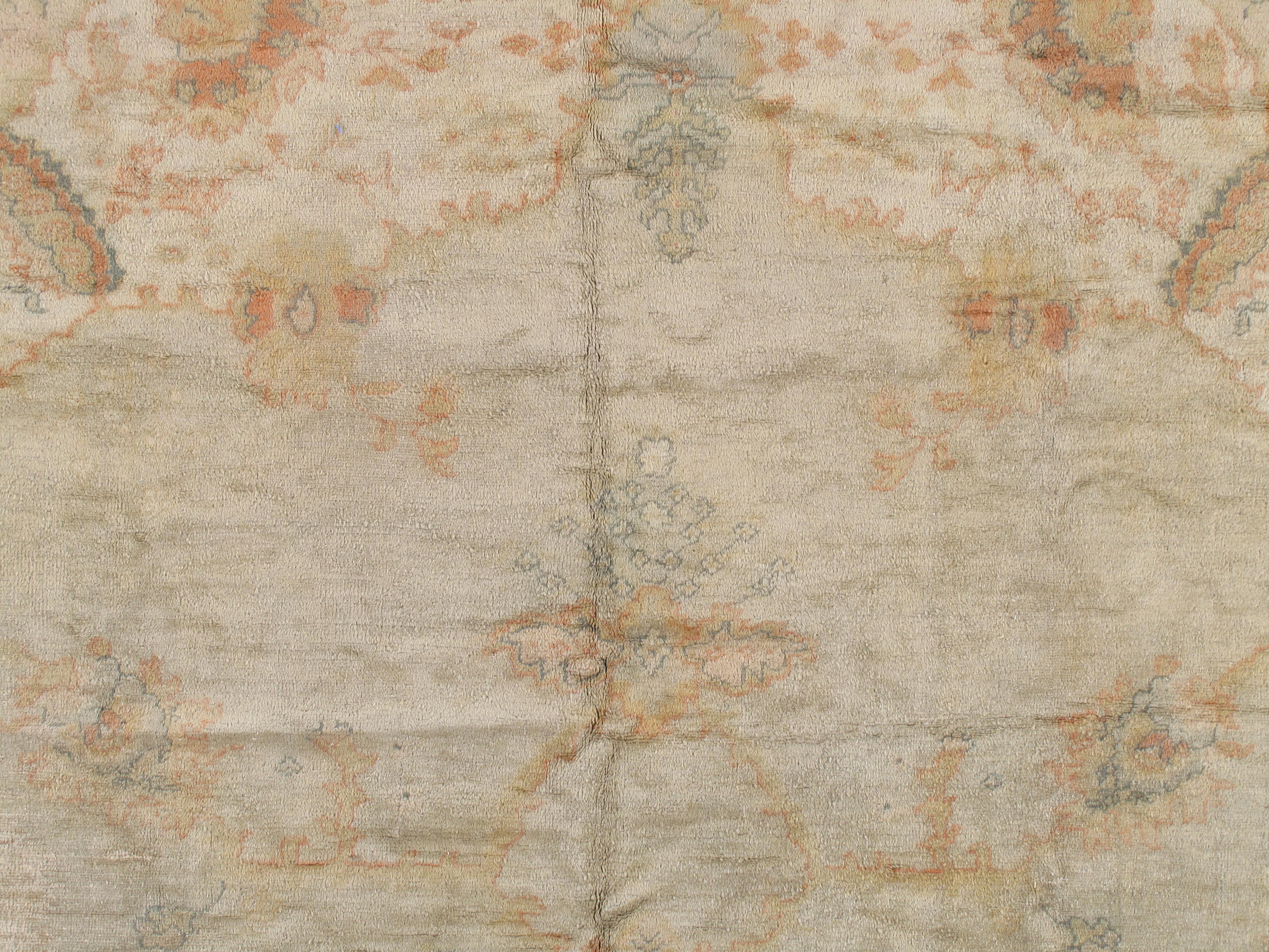 Tapis antique d'Oushak, tapis turc oriental fait à la main beige, gris taupe, bleu pâle en vente 1