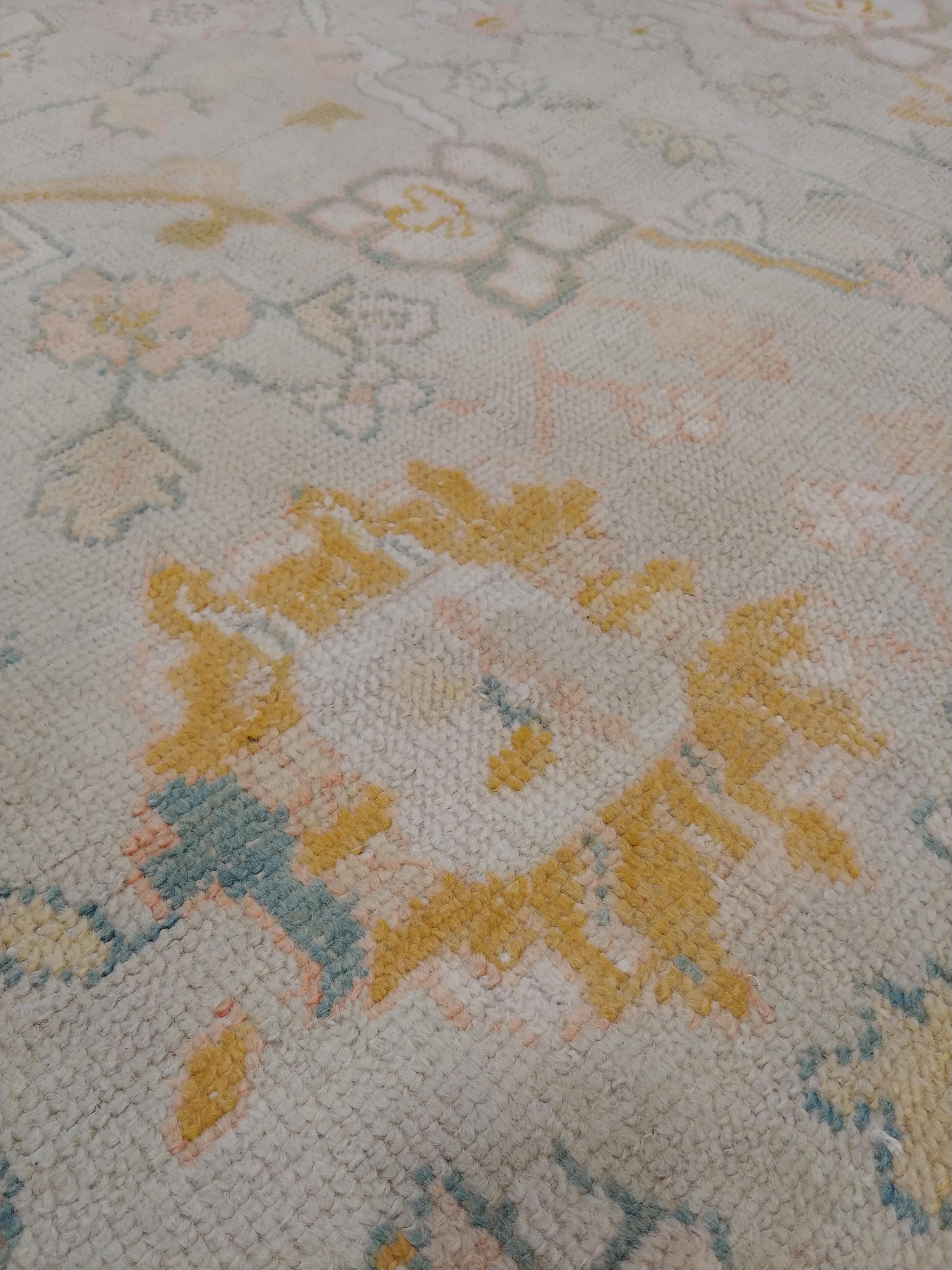 Antique Oushak Carpet, Handmade Turkish Oriental Rug, Beige, Taupe, Soft Shrimp In Excellent Condition For Sale In Port Washington, NY