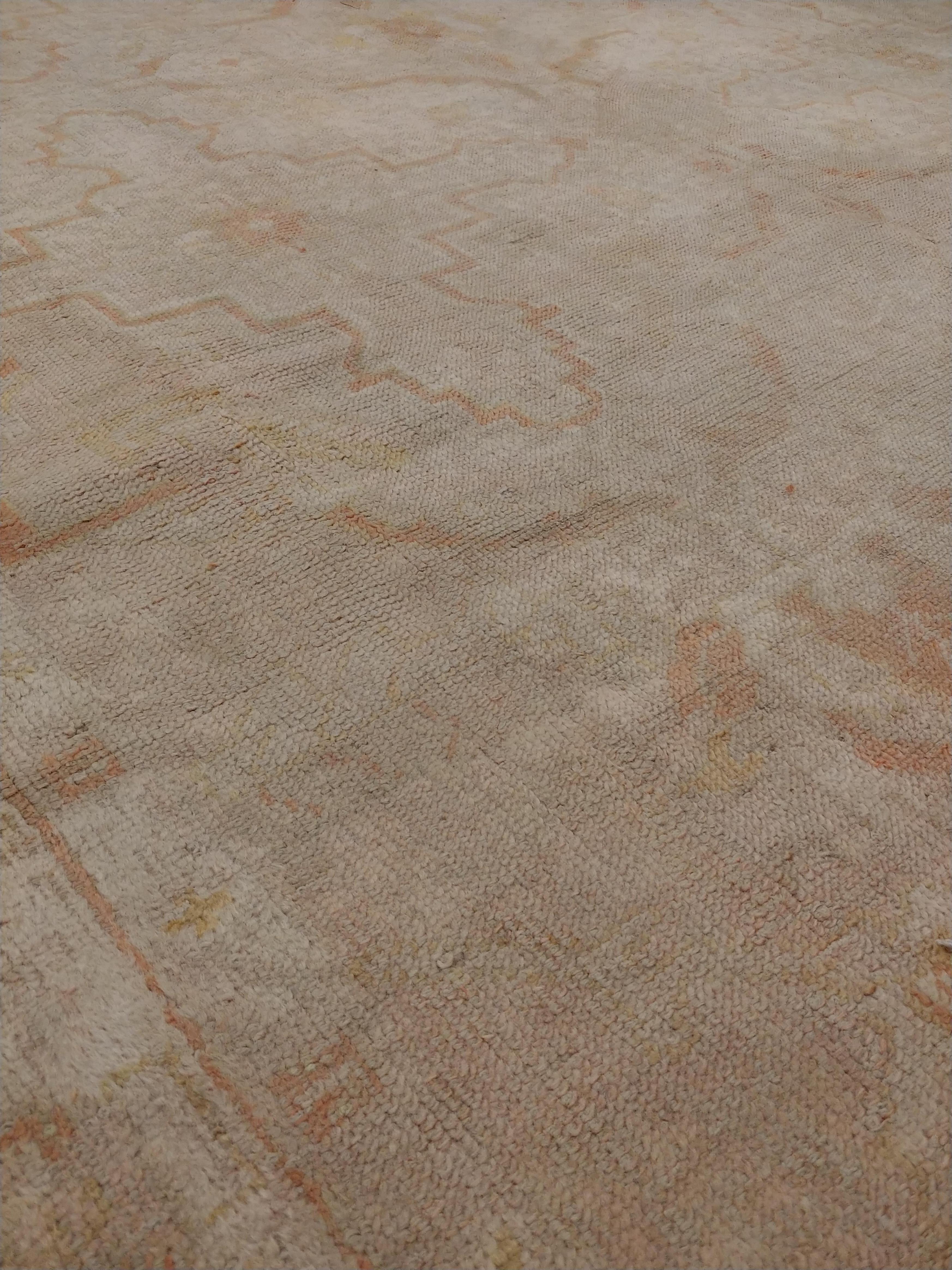 Antiker Oushak-Teppich, handgefertigter türkischer orientalischer Teppich, Beige, Taupe, weicher Schrein (19. Jahrhundert) im Angebot