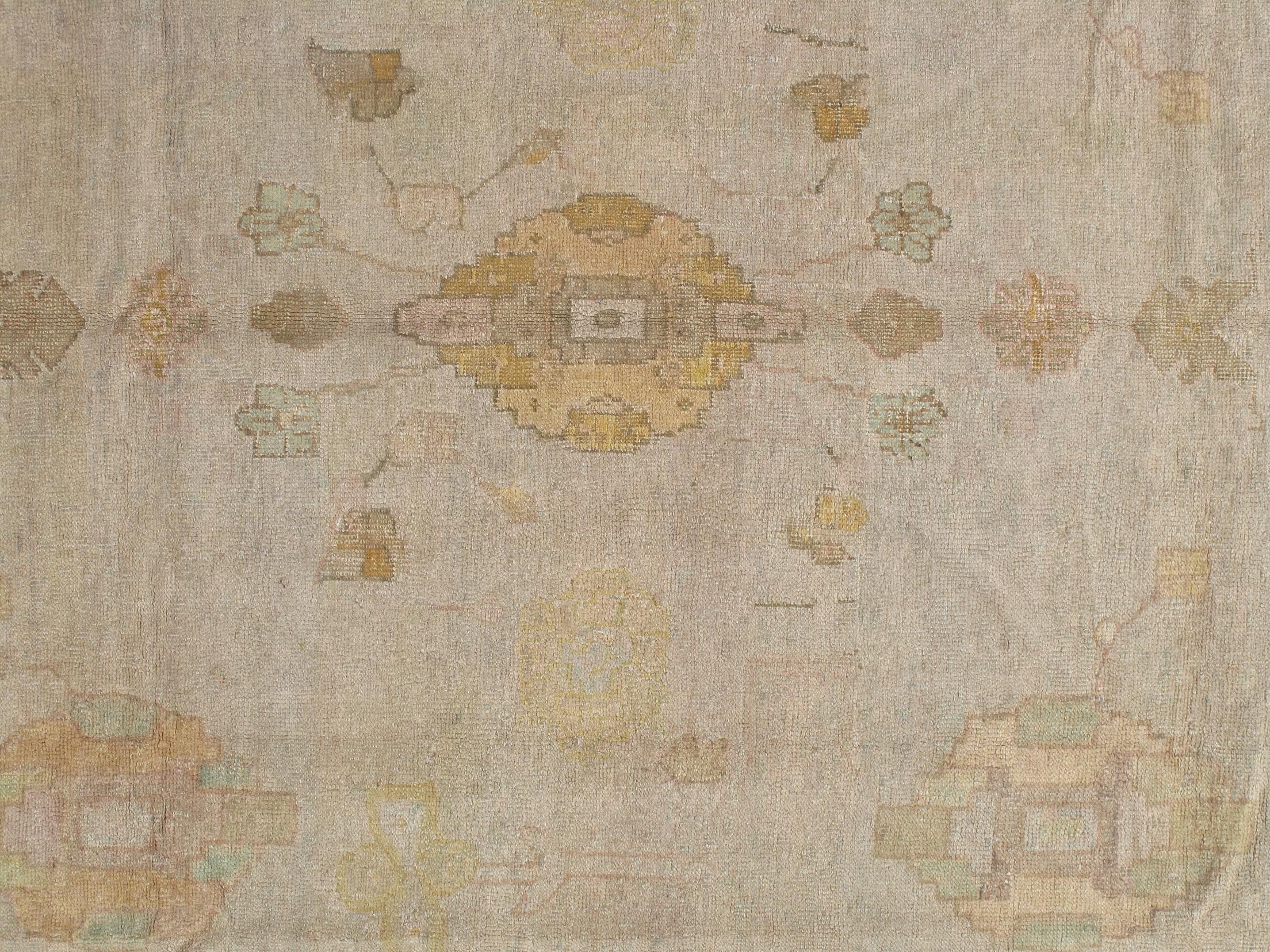 Dieser exquisite Oushak-Teppich aus dem späten 19. Jahrhundert, der um 1890 in Westanatolien hergestellt wurde, zeigt die reiche Tradition und Kunstfertigkeit der türkischen Knüpfkunst dieser Zeit. Der Teppich zeichnet sich durch sein Allover-Muster