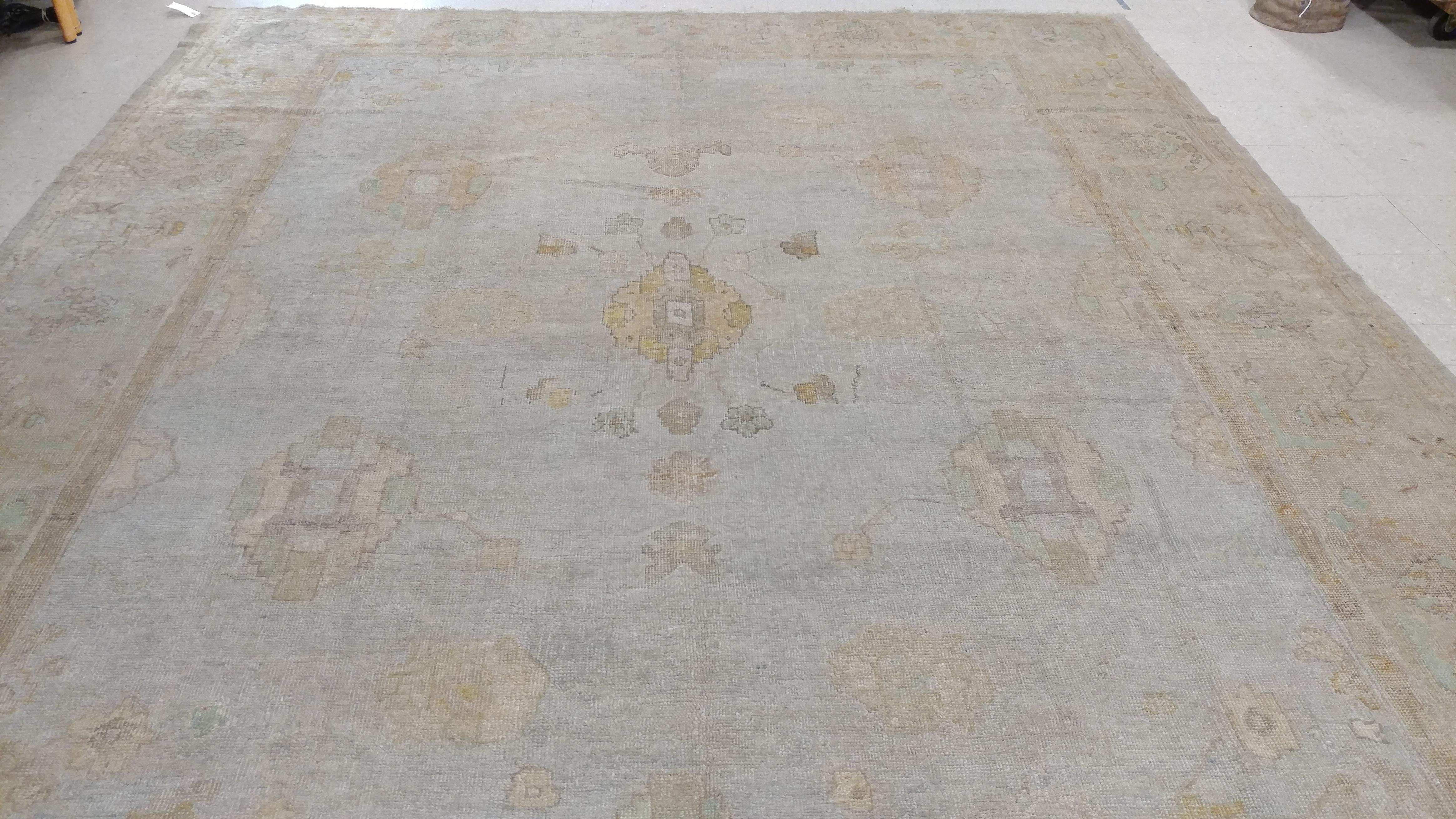 Antiker Oushak-Teppich, handgefertigter türkischer orientalischer Teppich, Beige, Taupe, Weichgelb, Soft Yellow im Zustand „Gut“ im Angebot in Port Washington, NY
