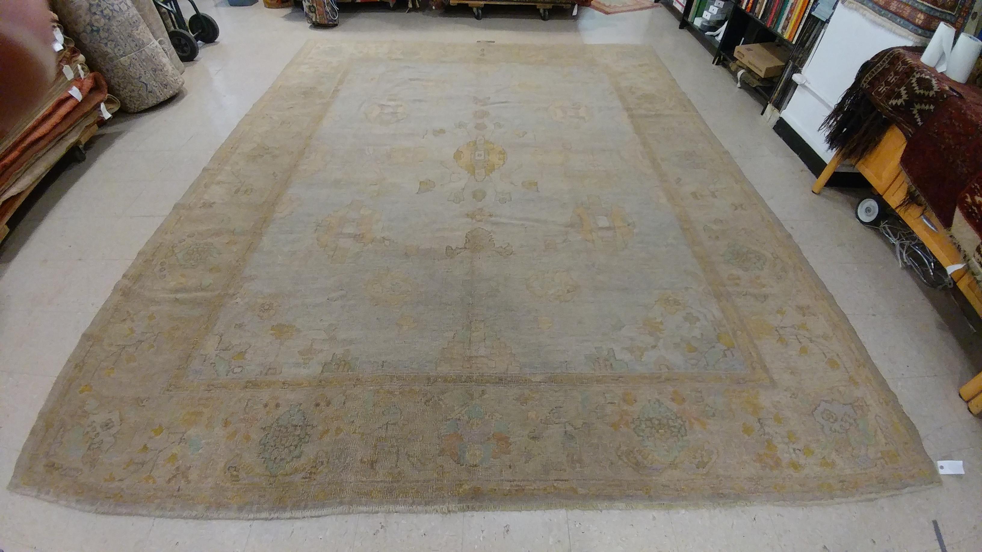 Antiker Oushak-Teppich, handgefertigter türkischer orientalischer Teppich, Beige, Taupe, Weichgelb, Soft Yellow (19. Jahrhundert) im Angebot