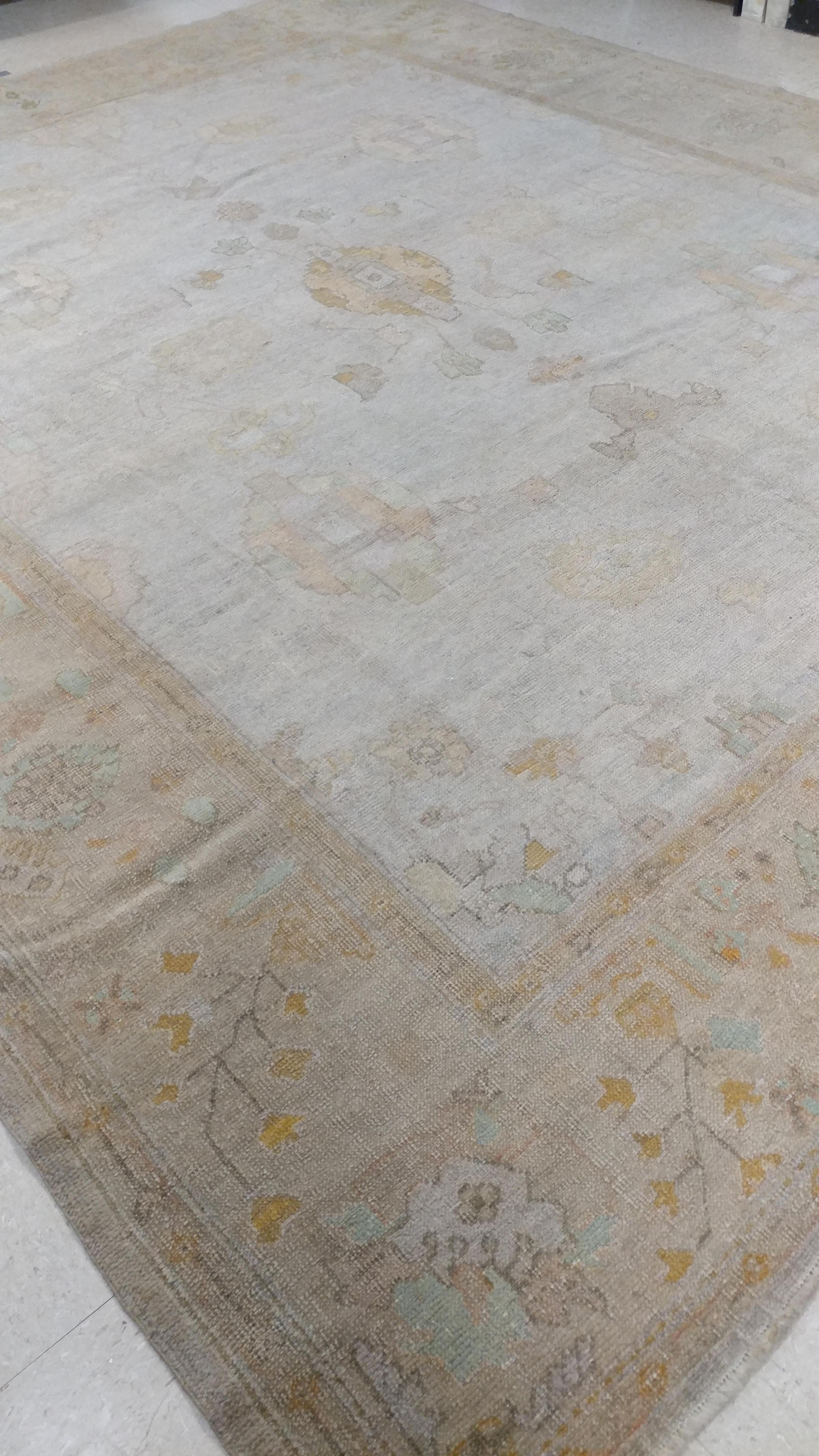Antiker Oushak-Teppich, handgefertigter türkischer orientalischer Teppich, Beige, Taupe, Weichgelb, Soft Yellow im Angebot 1