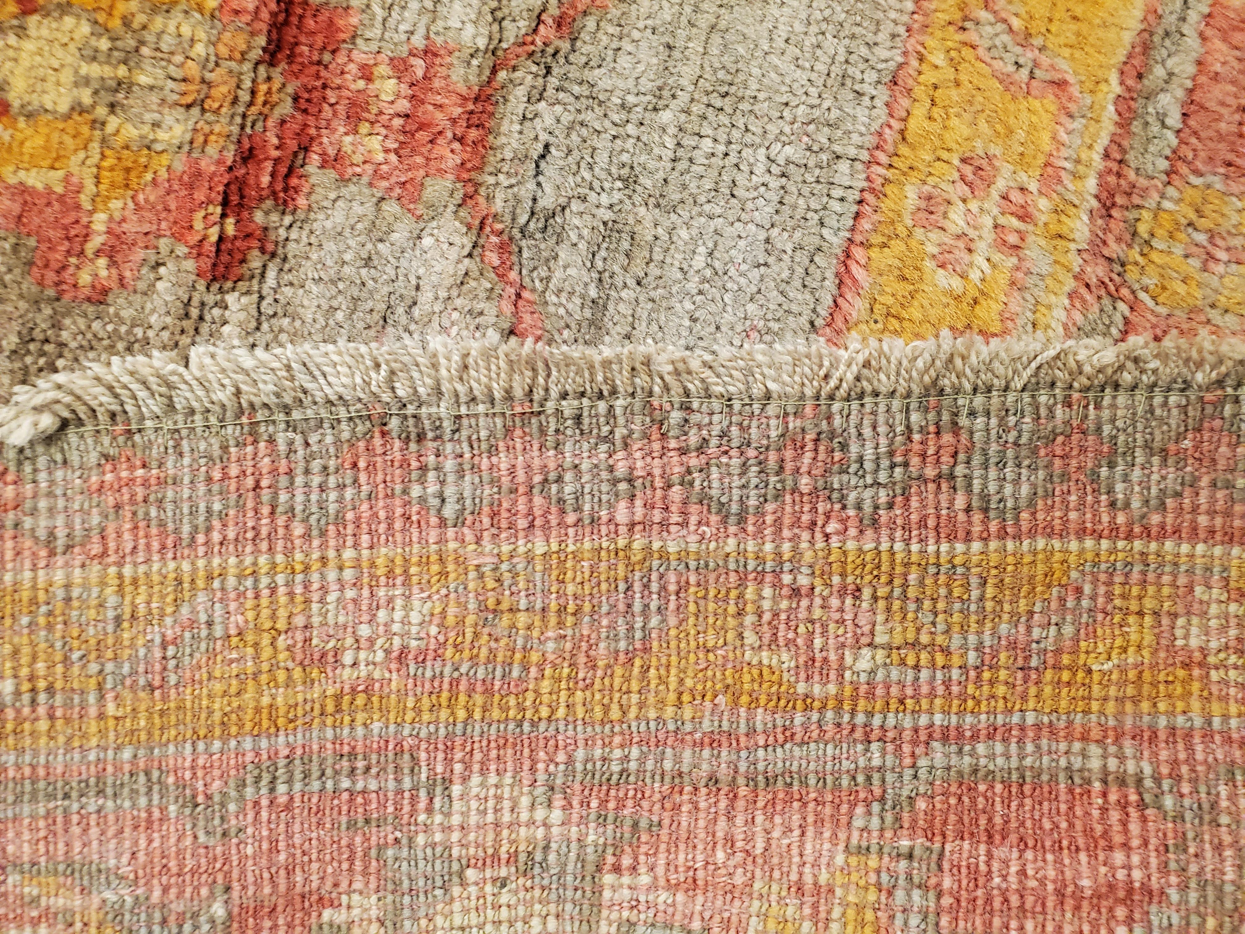 Antiker Oushak-Teppich, handgefertigter türkischer orientalischer Teppich, safranfarben, Koralle, hellblau (Handgeknüpft) im Angebot