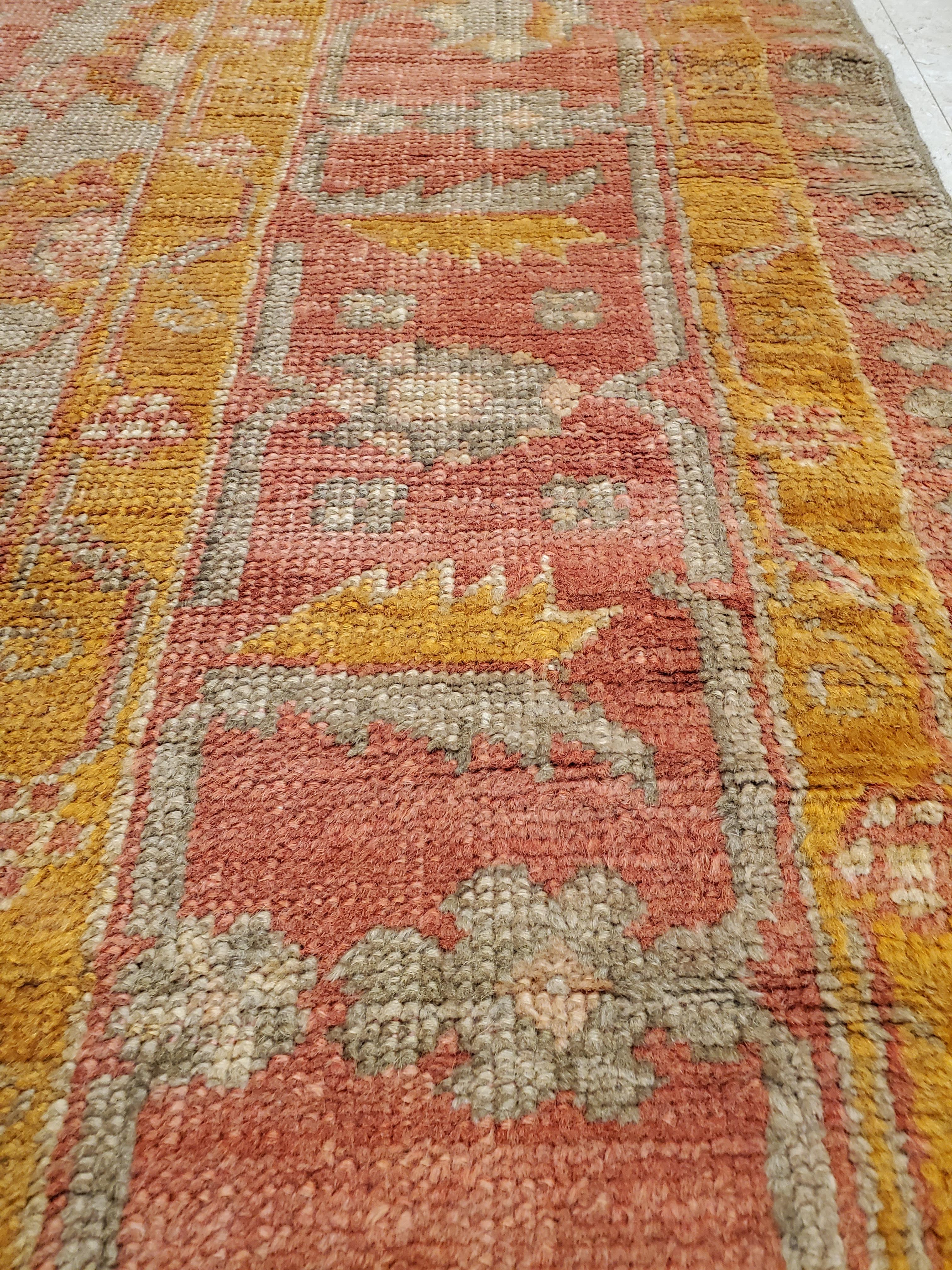 Antiker Oushak-Teppich, handgefertigter türkischer orientalischer Teppich, safranfarben, Koralle, hellblau (Wolle) im Angebot