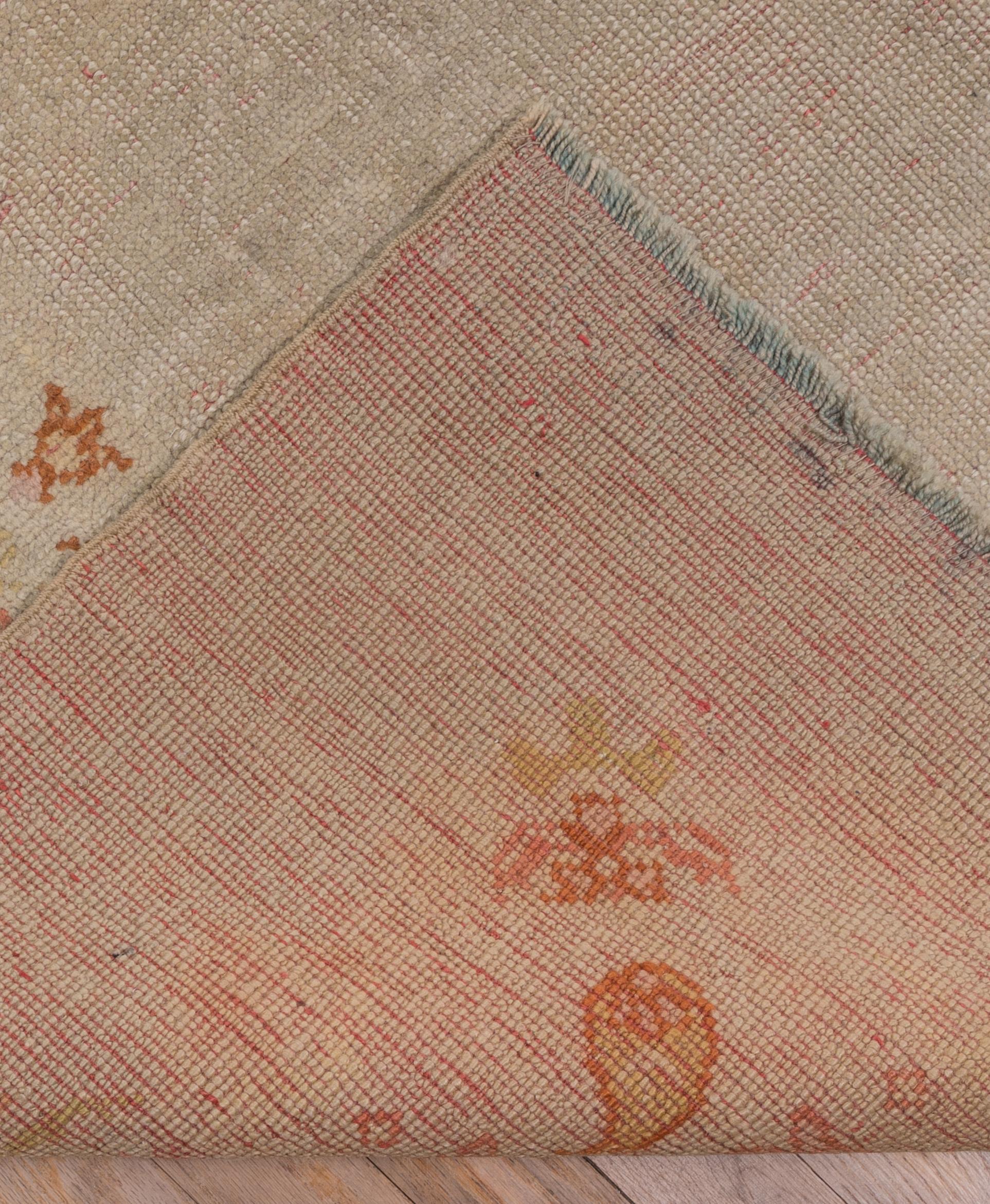 Antiker Oushak-Teppich:: elfenbeinfarbenes Feld:: orangefarbene Akzente:: ca. 1920er Jahre im Angebot 1