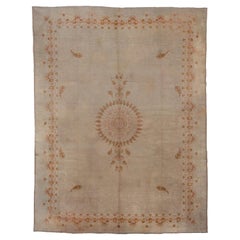 Tapis antique Oushak:: champ ivoire:: accents orange:: circa 1920s