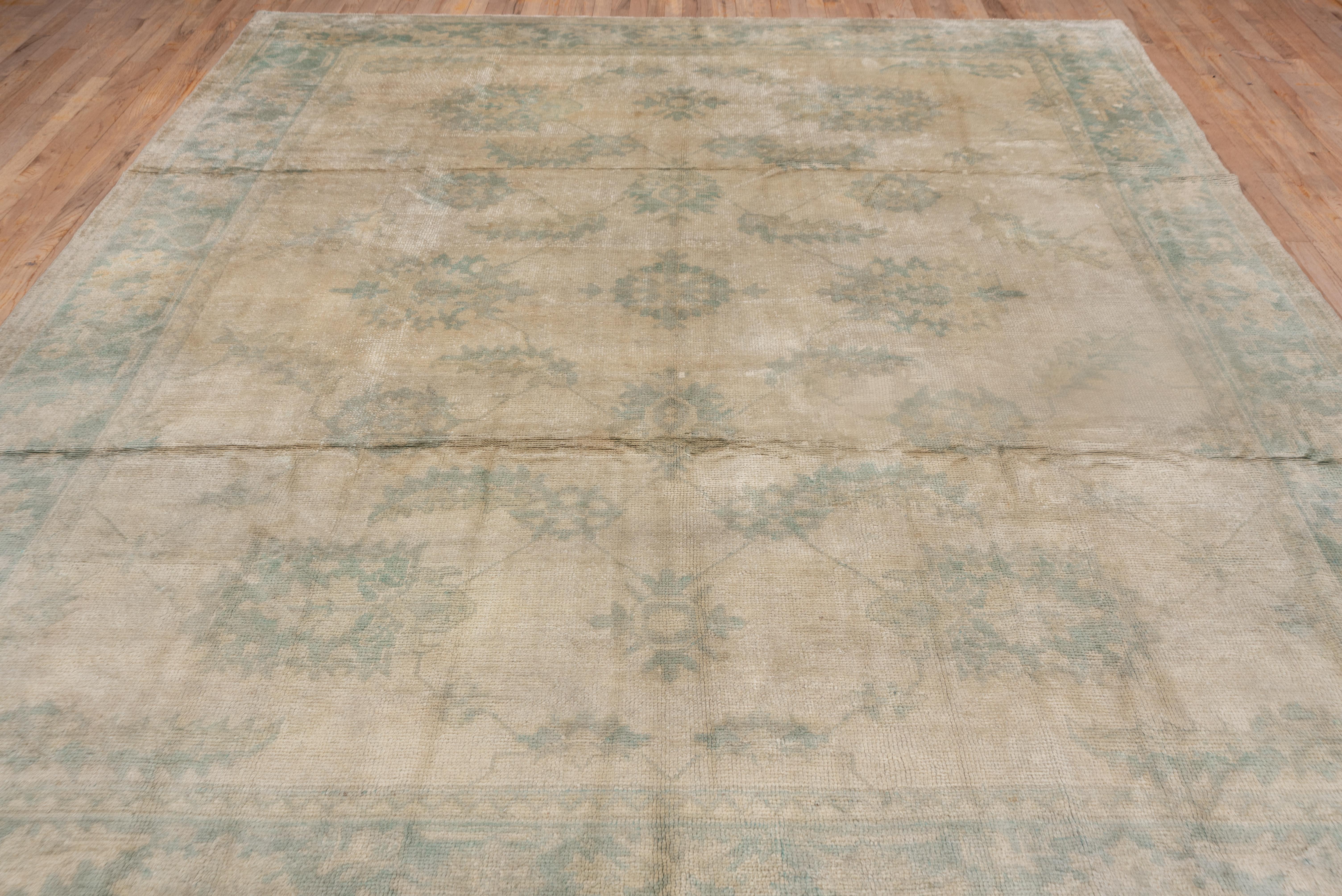 Noué à la main Tapis antique Oushak:: champ ivoire:: bordures turquoises