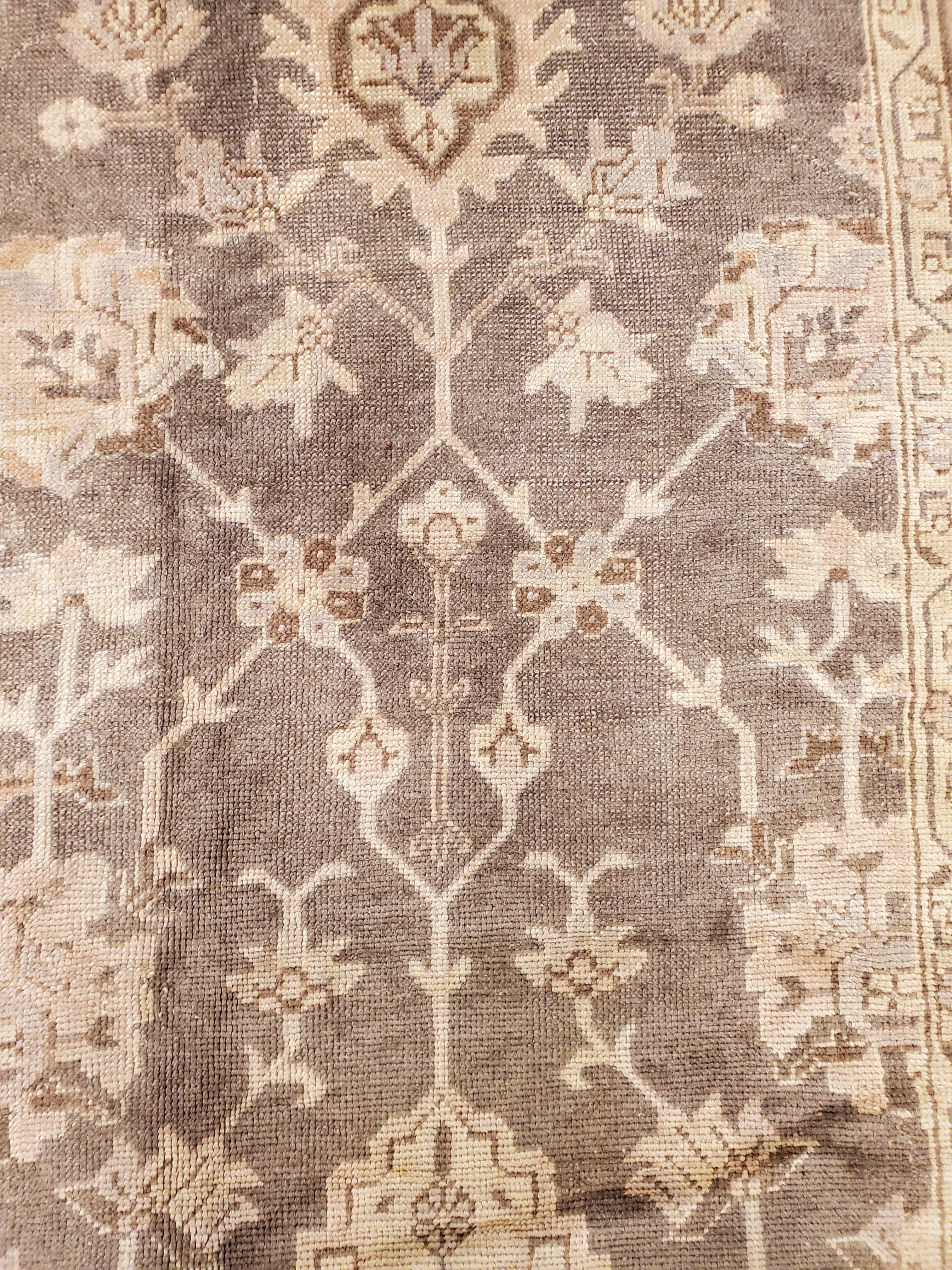 Antiker Oushak-Teppich, orientalischer Teppich, handgefertigt in Grau, gedämpfter Schrein, weiche Creme im Zustand „Gut“ im Angebot in Port Washington, NY