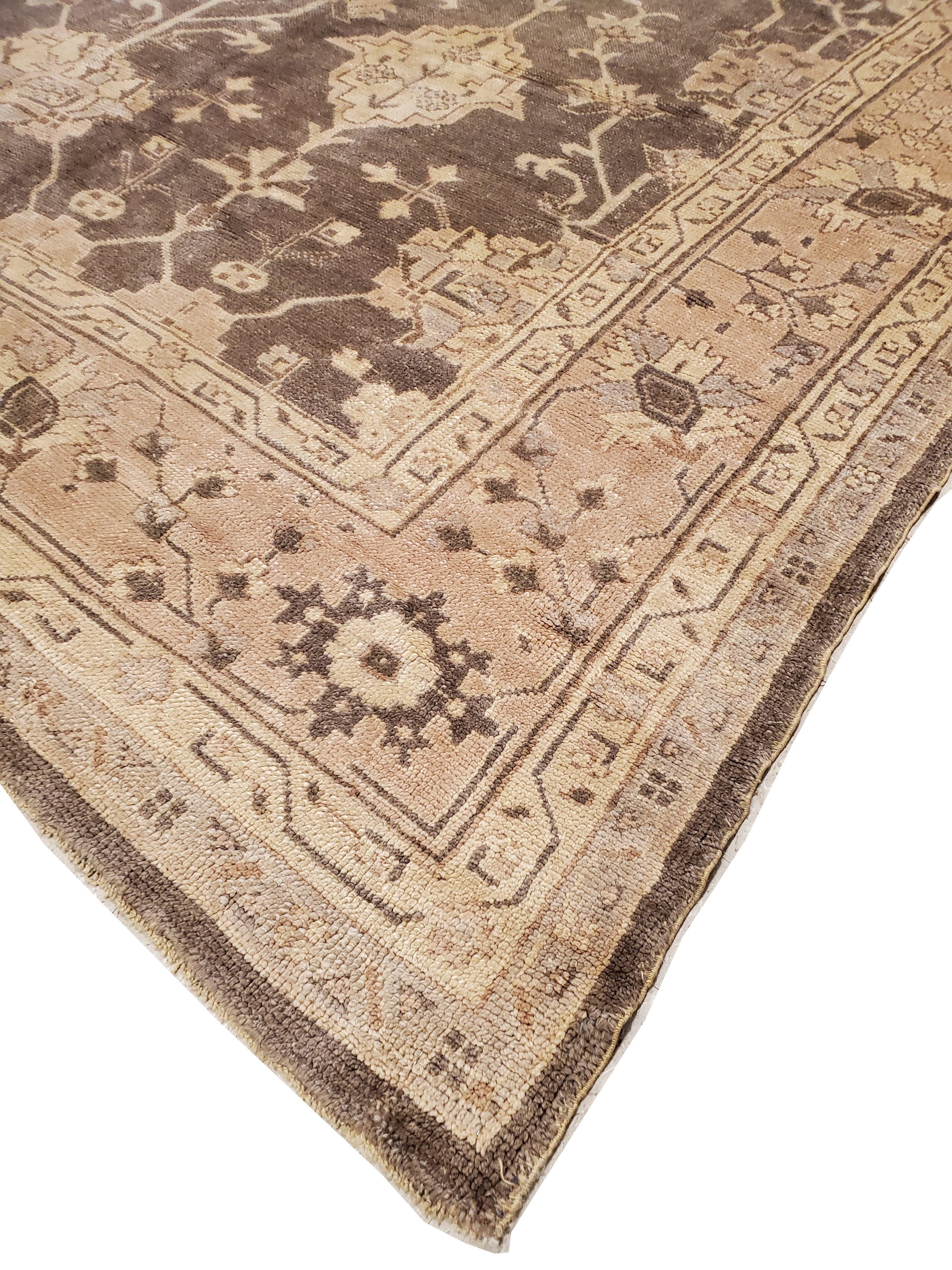 Antiker Oushak-Teppich, orientalischer Teppich, handgefertigt in Grau, gedämpfter Schrein, weiche Creme im Angebot 1