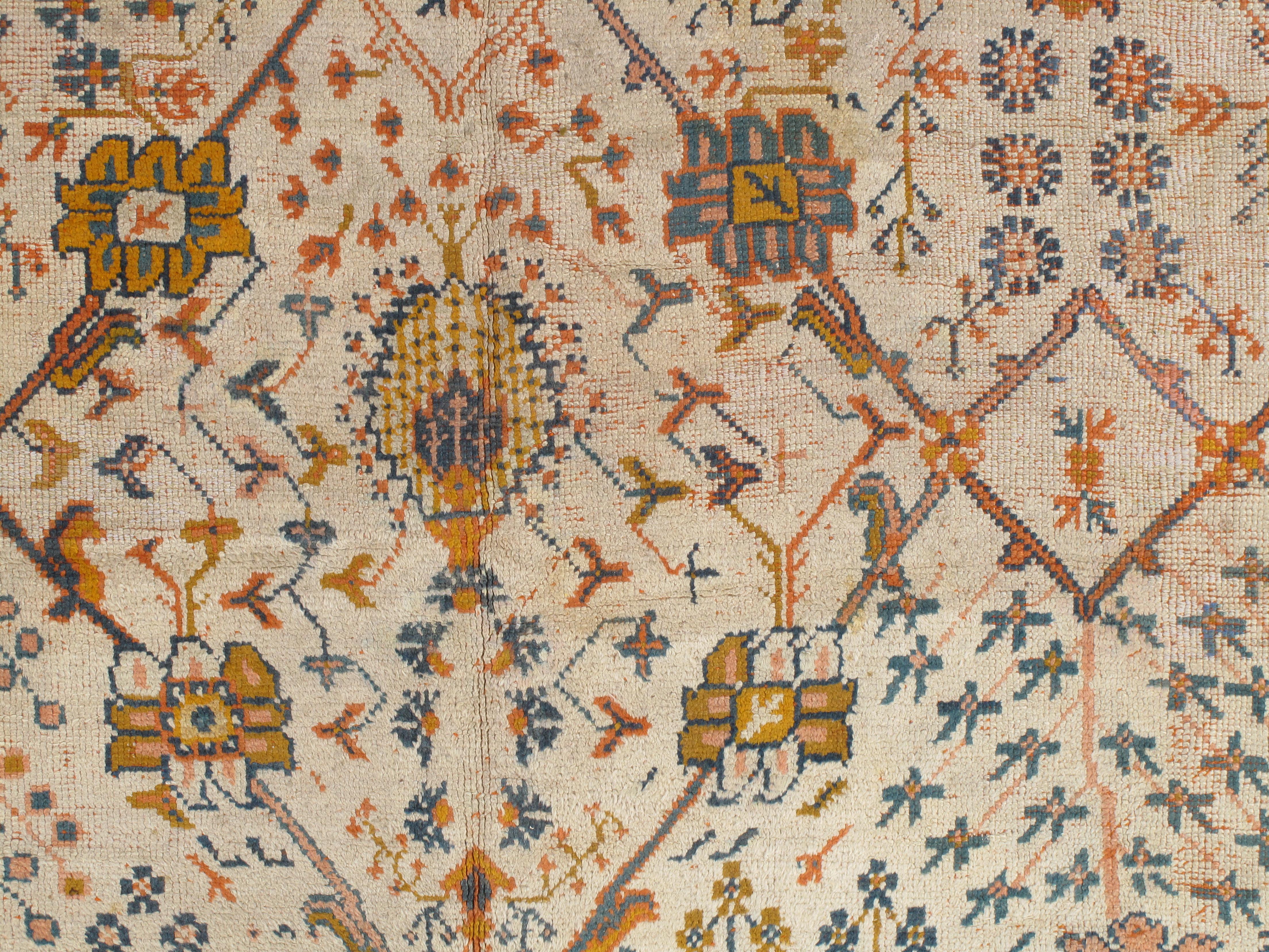 Antiker antiker Oushak-Teppich, Orientteppich, handgefertigt, elfenbeinfarben, orange, safranfarben (Türkisch) im Angebot
