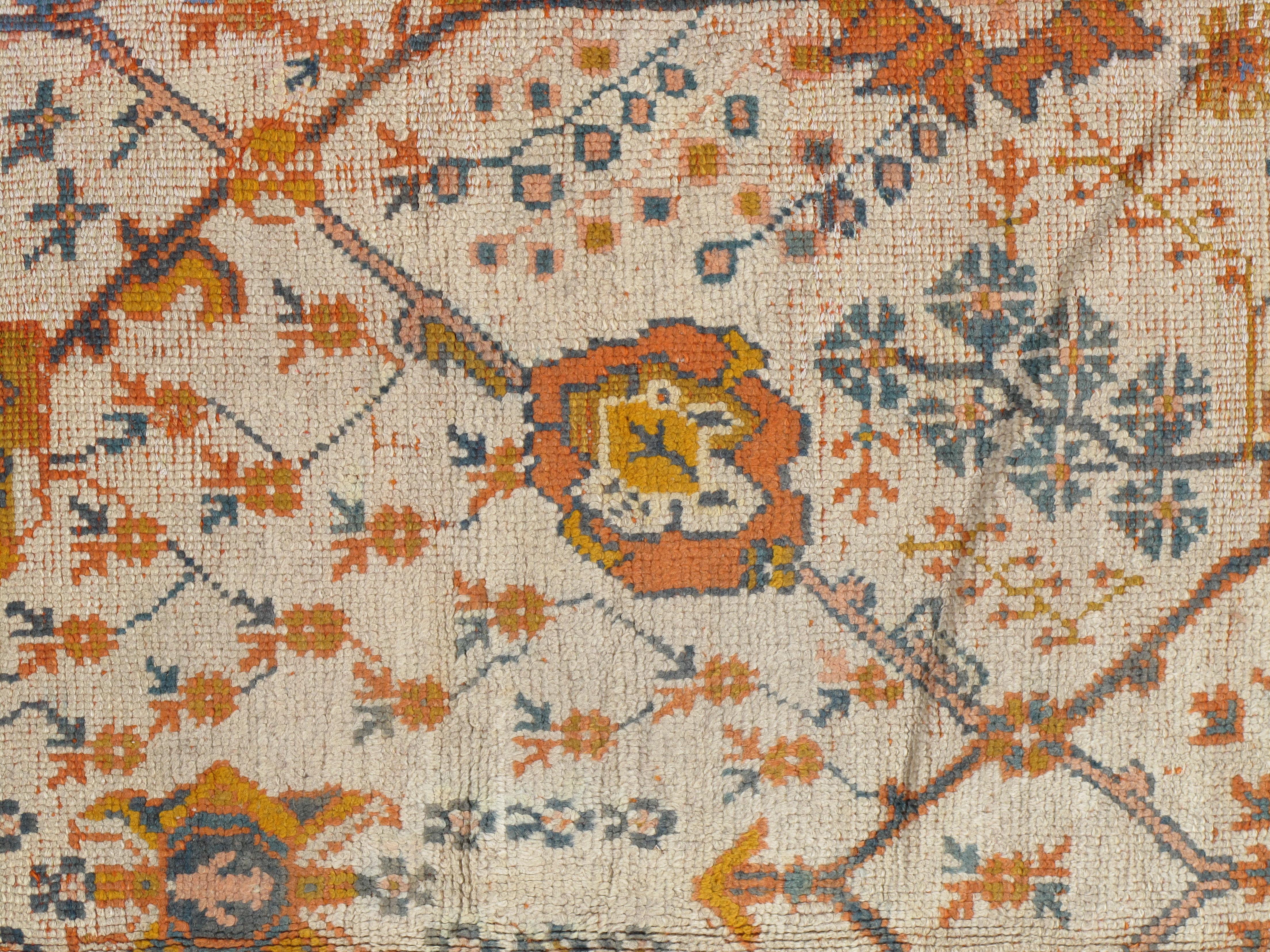 Antiker antiker Oushak-Teppich, Orientteppich, handgefertigt, elfenbeinfarben, orange, safranfarben (Handgeknüpft) im Angebot