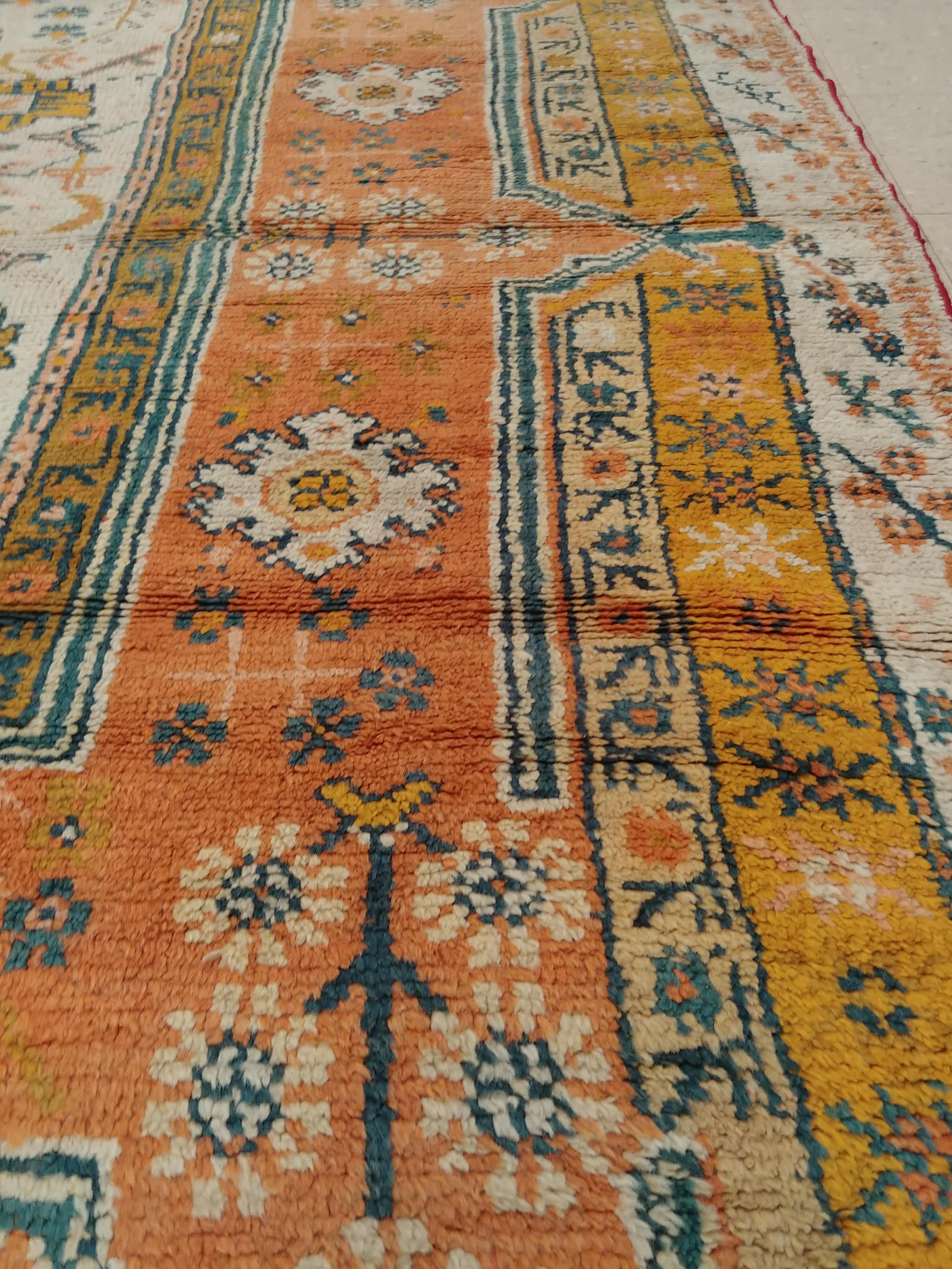 Antiker antiker Oushak-Teppich, Orientteppich, handgefertigt, elfenbeinfarben, orange, safranfarben (Wolle) im Angebot