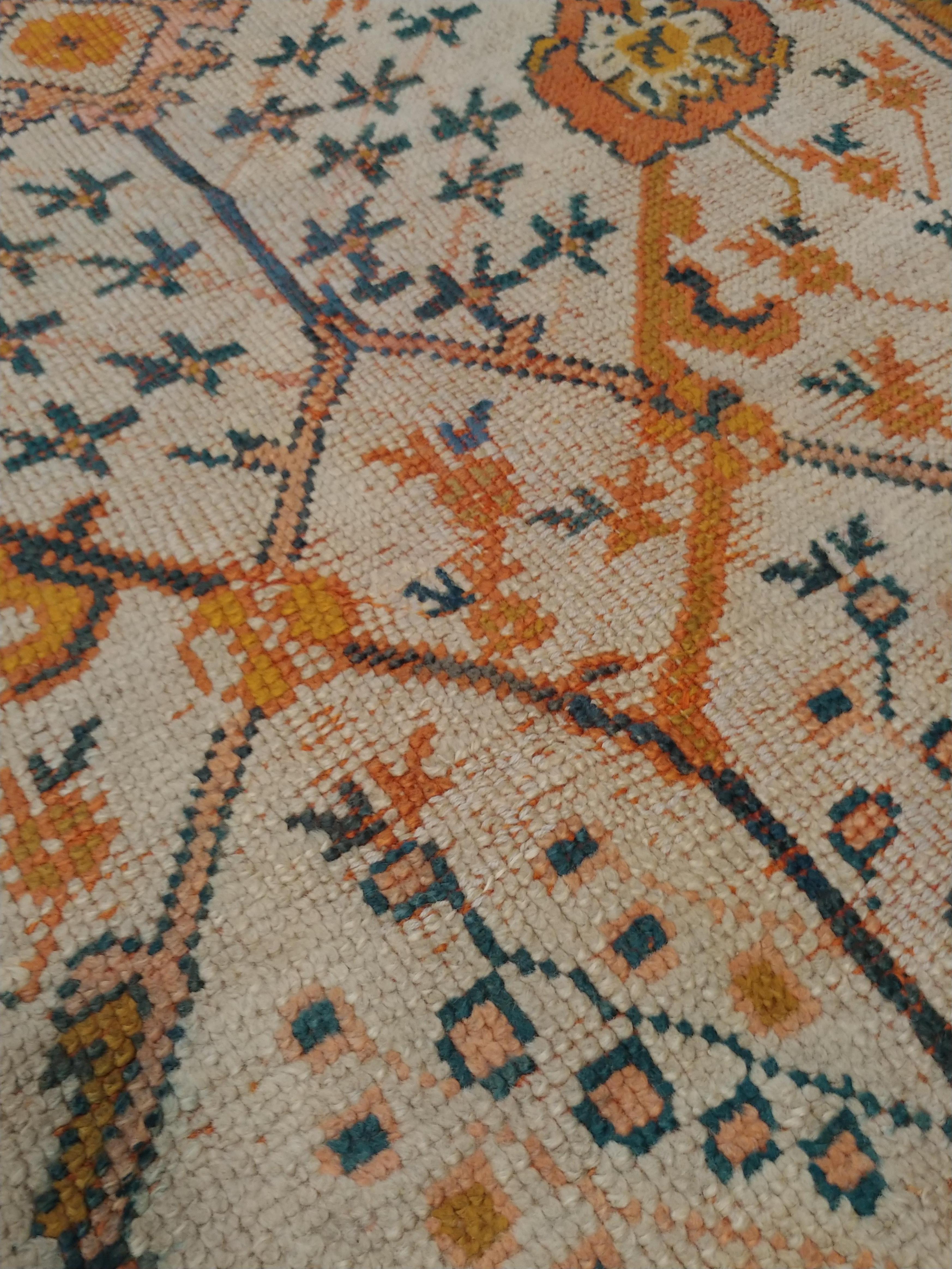 Antiker antiker Oushak-Teppich, Orientteppich, handgefertigt, elfenbeinfarben, orange, safranfarben im Angebot 1