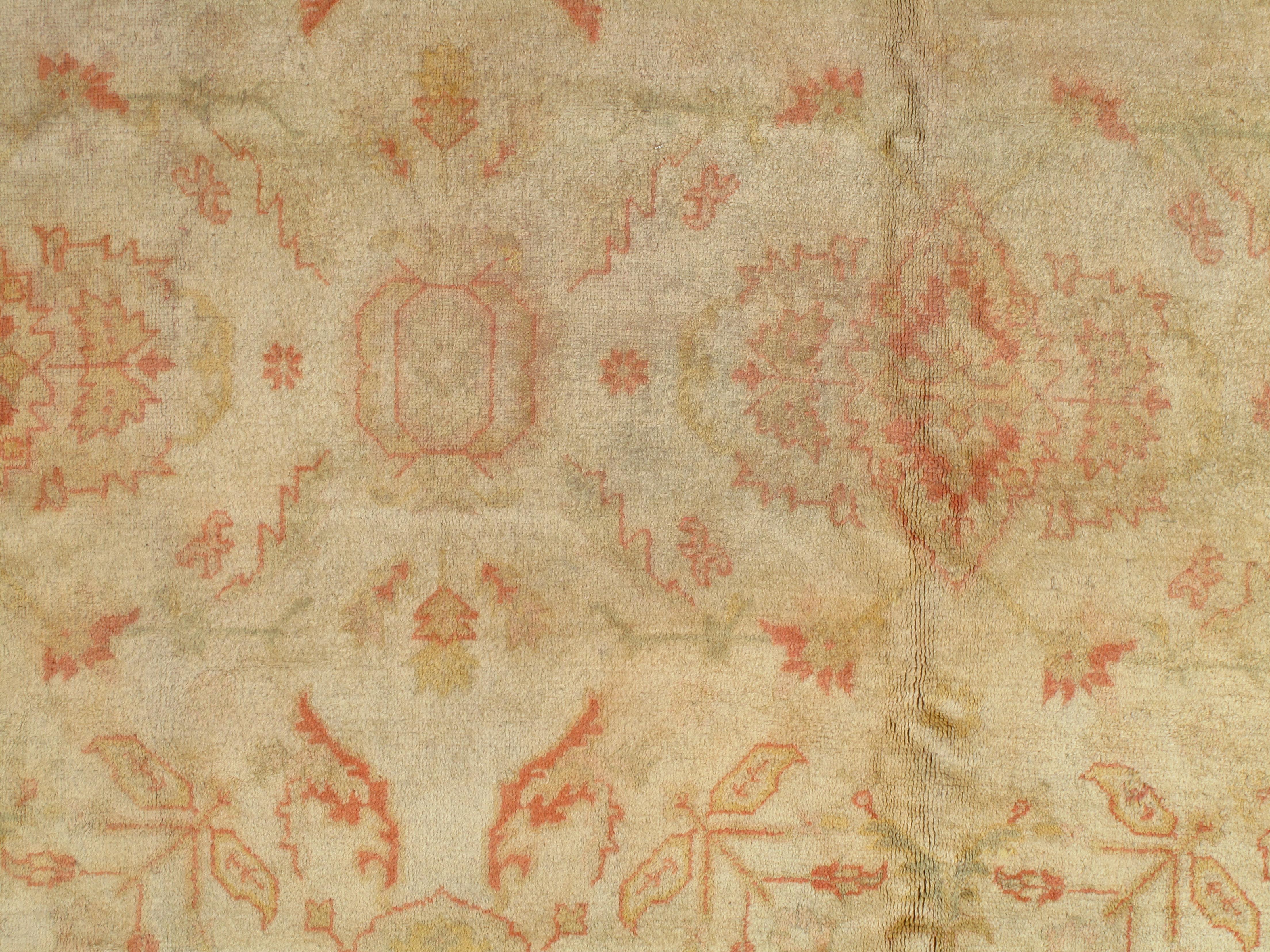 Antiker antiker Oushak-Teppich, Orientteppich, handgefertigt in Elfenbein, geräucherter Schrein, weiche Koralle (Handgeknüpft) im Angebot