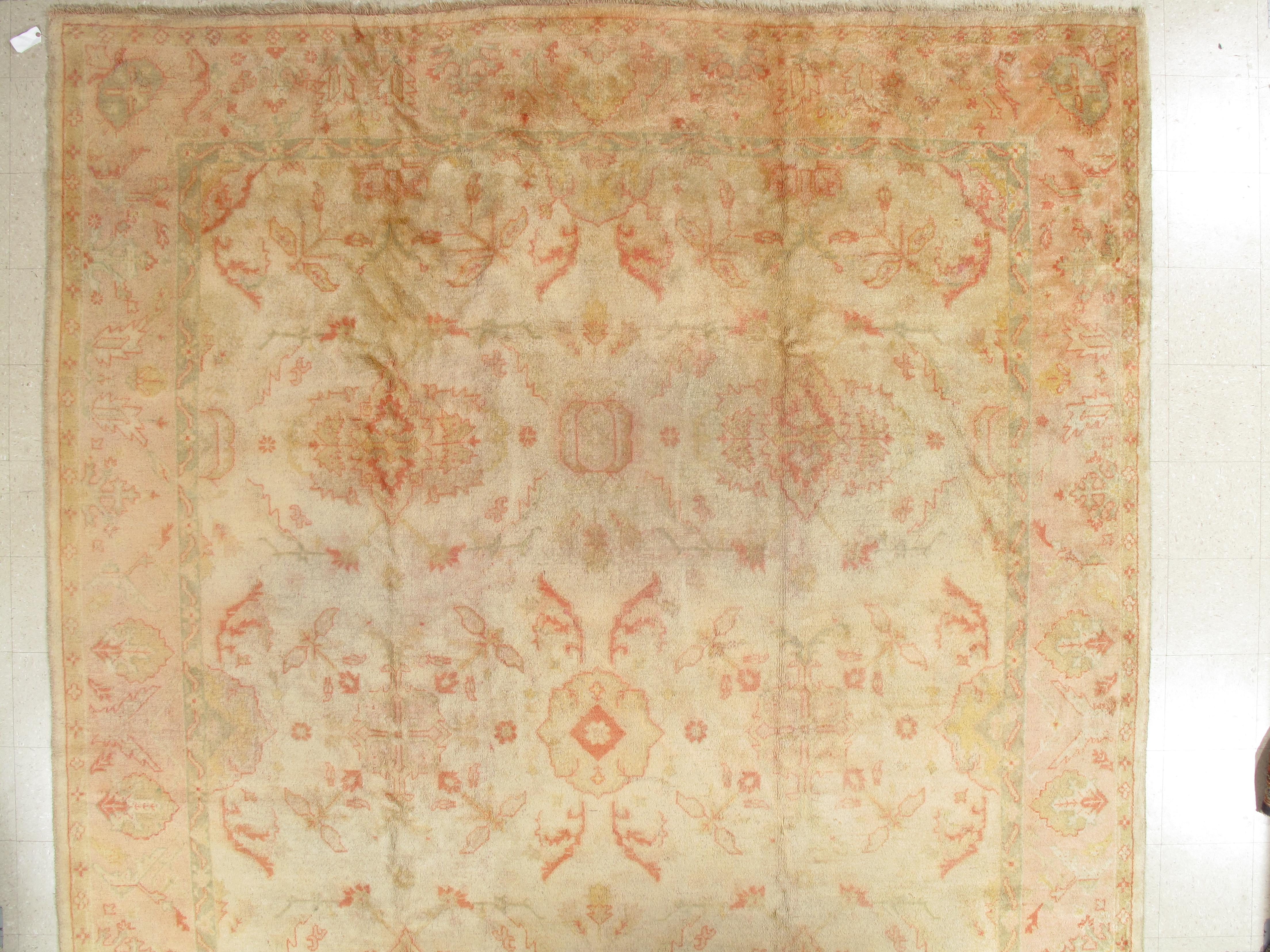 Antiker antiker Oushak-Teppich, Orientteppich, handgefertigt in Elfenbein, geräucherter Schrein, weiche Koralle (20. Jahrhundert) im Angebot