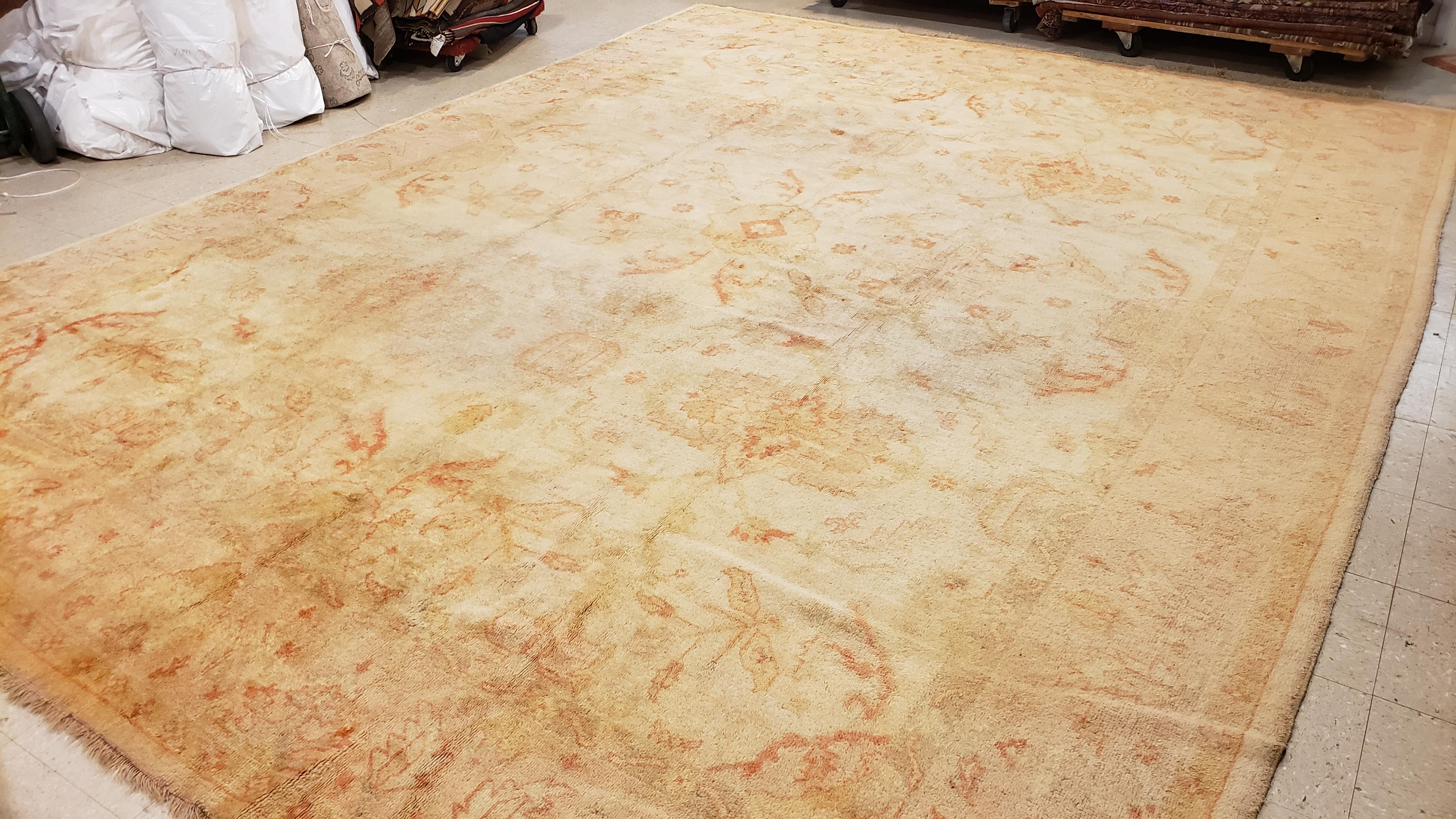 Antiker antiker Oushak-Teppich, Orientteppich, handgefertigt in Elfenbein, geräucherter Schrein, weiche Koralle (Wolle) im Angebot