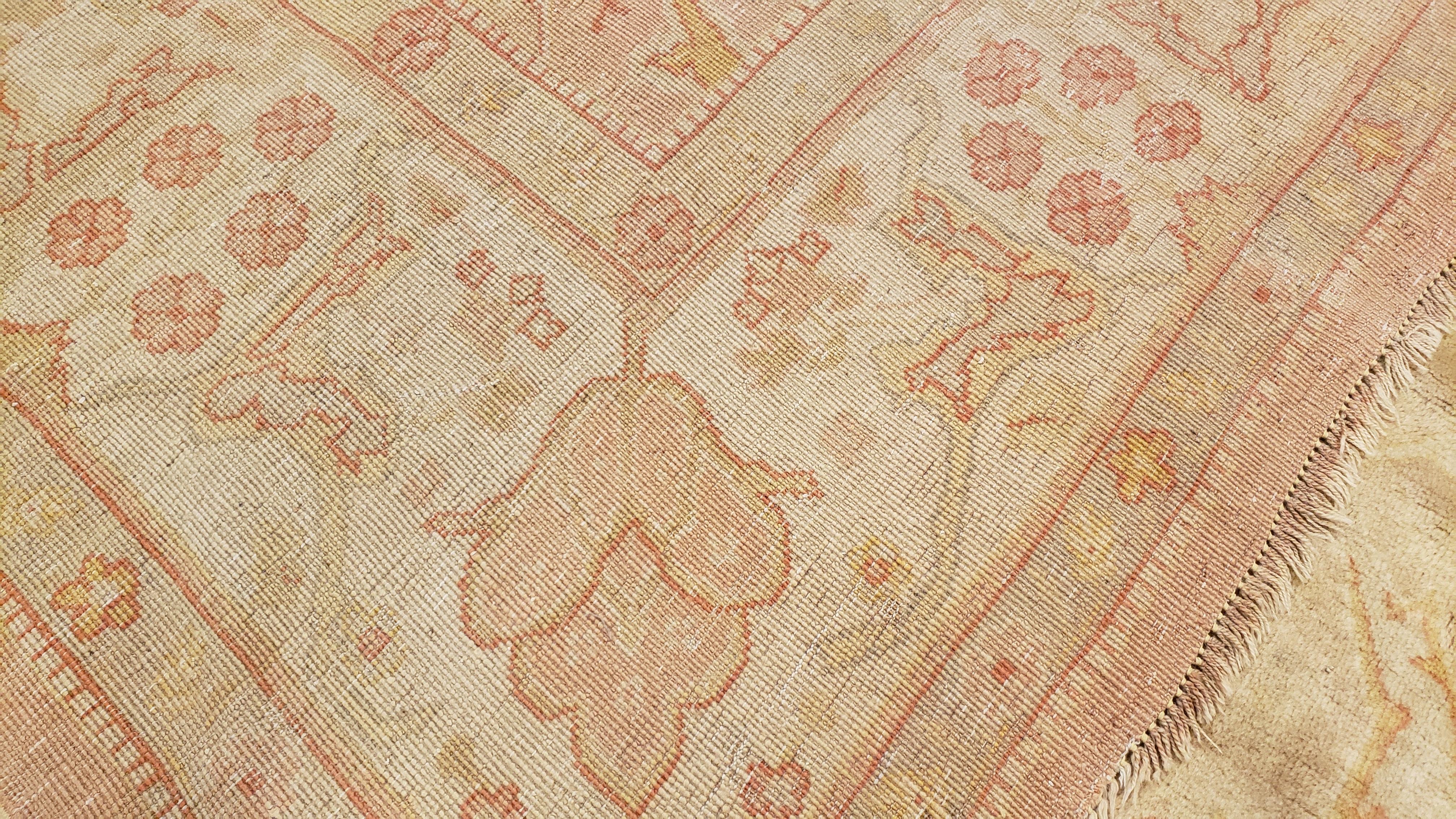 Antiker antiker Oushak-Teppich, Orientteppich, handgefertigter Teppich Blassschrein, weiche Koralle, Creme im Angebot 3