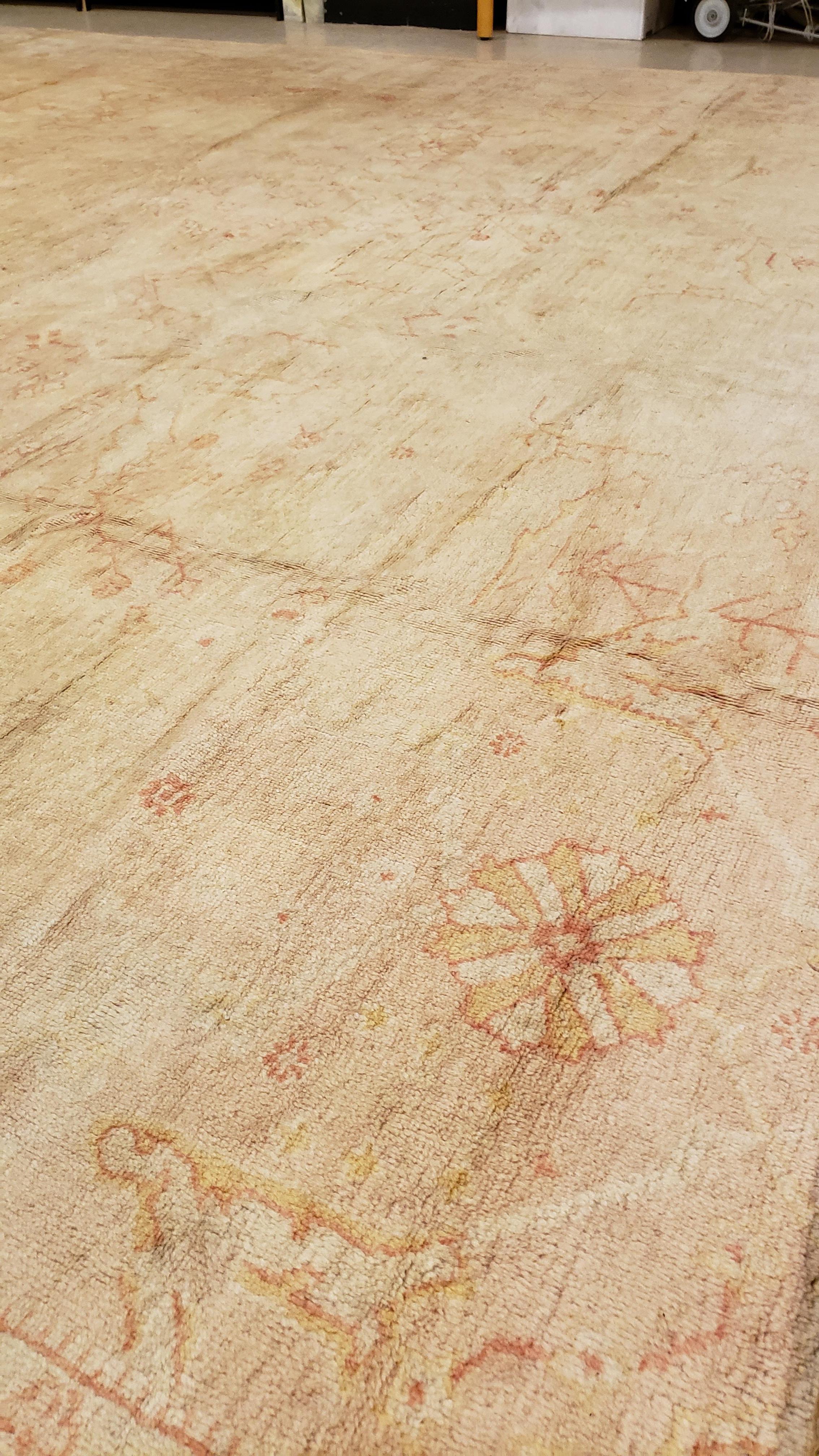 Antiker antiker Oushak-Teppich, Orientteppich, handgefertigter Teppich Blassschrein, weiche Koralle, Creme im Angebot 4