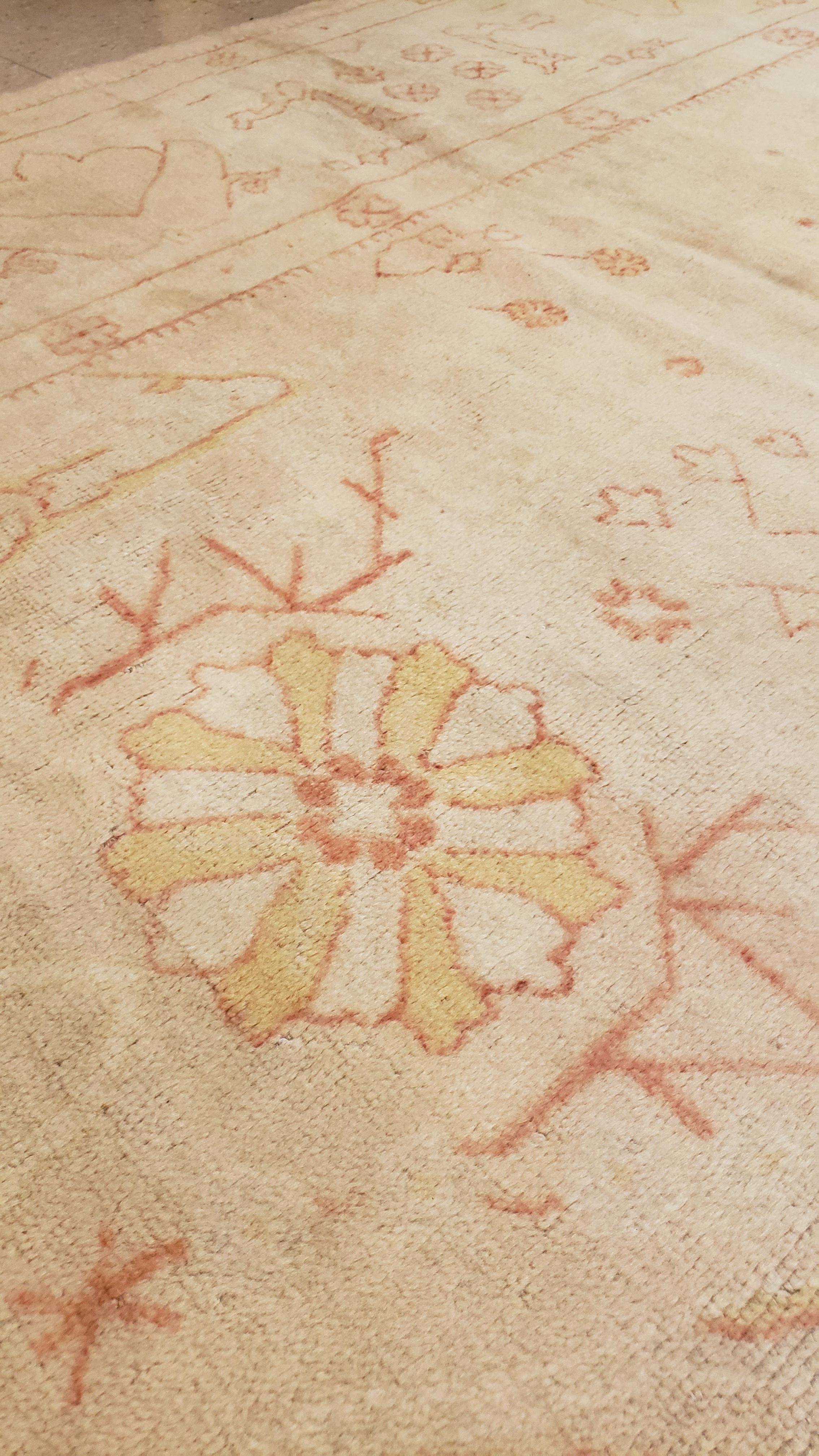 Antiker antiker Oushak-Teppich, Orientteppich, handgefertigter Teppich Blassschrein, weiche Koralle, Creme im Angebot 7