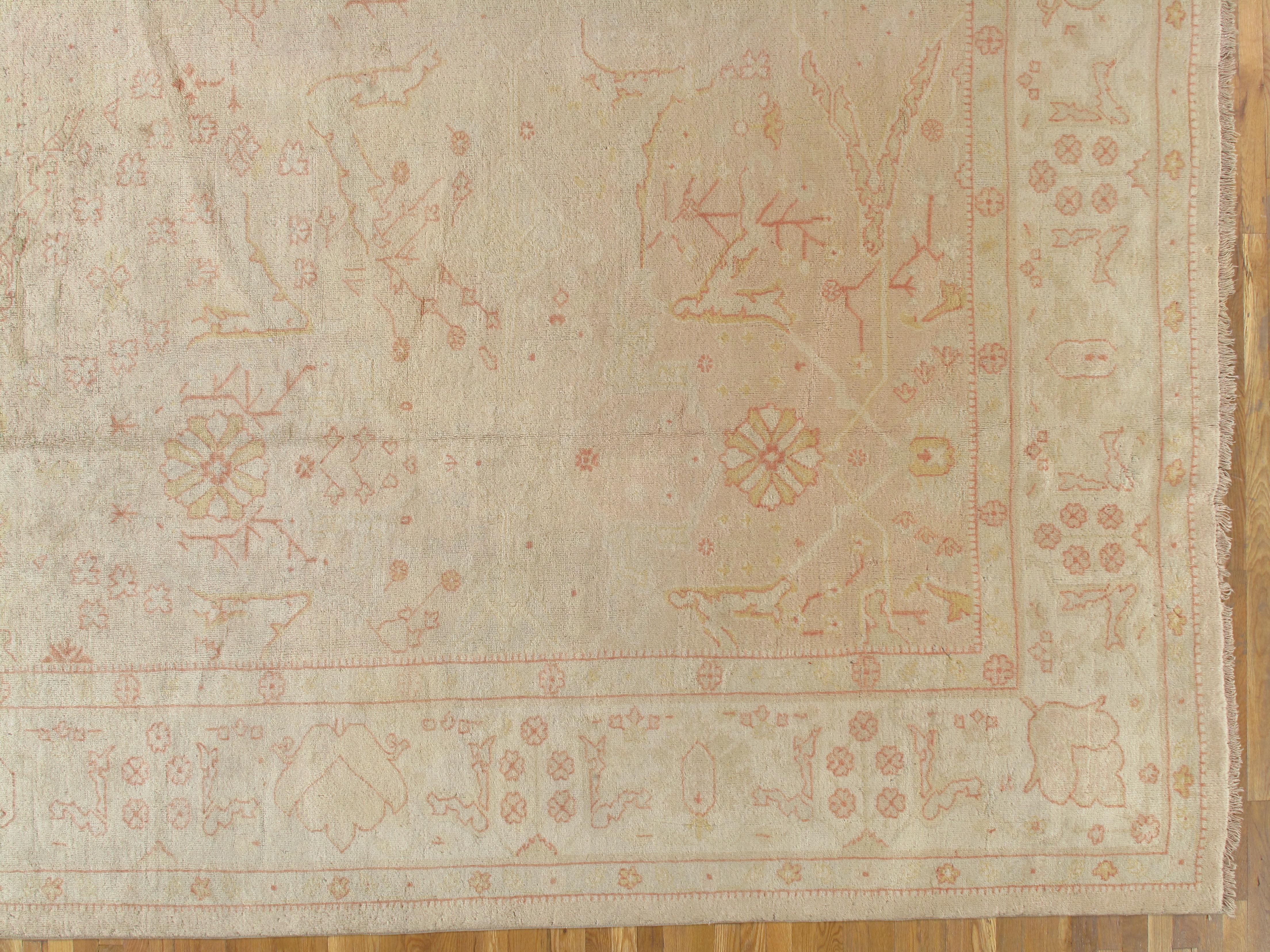 Antiker antiker Oushak-Teppich, Orientteppich, handgefertigter Teppich Blassschrein, weiche Koralle, Creme (Türkisch) im Angebot