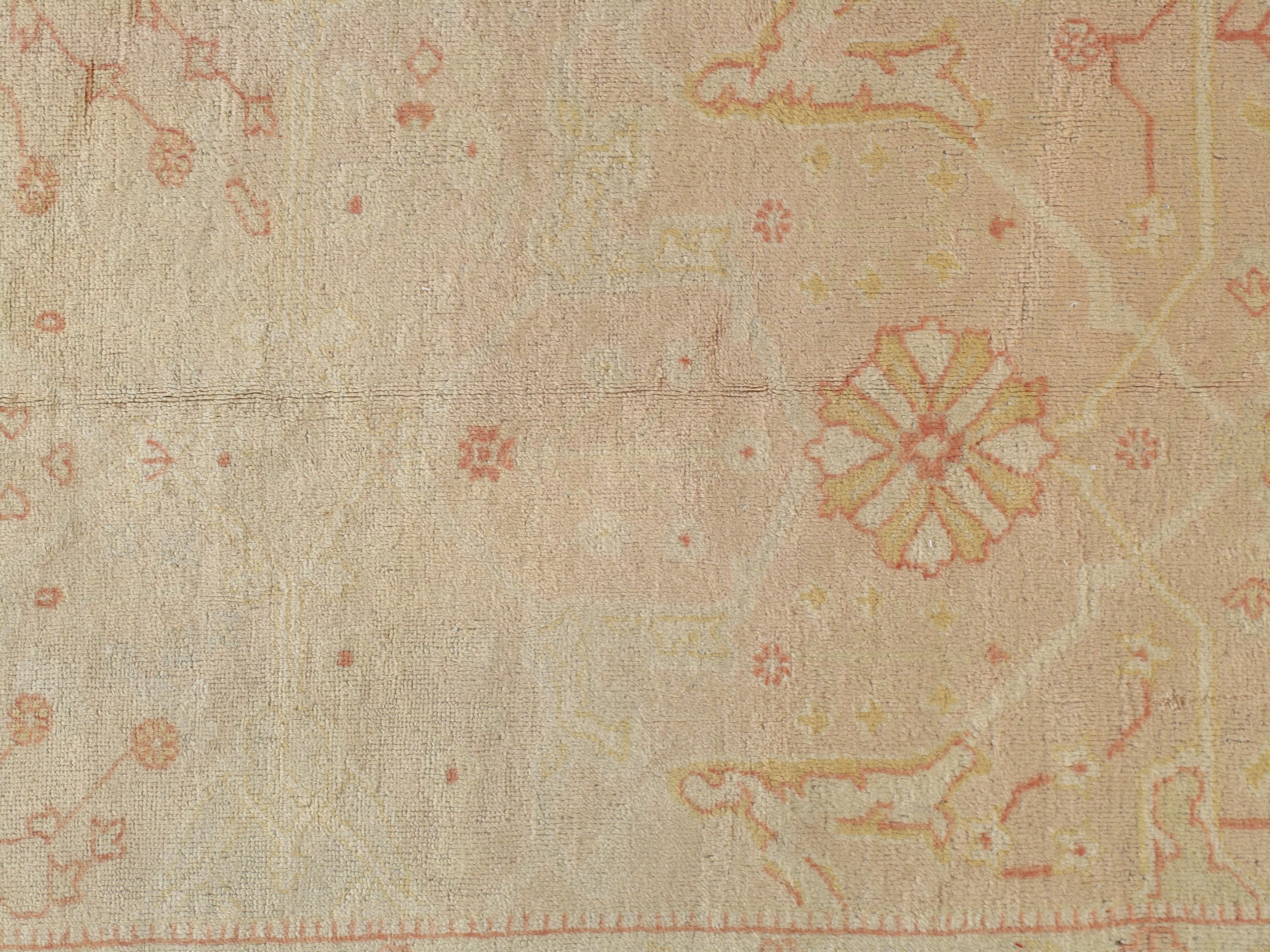 Antiker antiker Oushak-Teppich, Orientteppich, handgefertigter Teppich Blassschrein, weiche Koralle, Creme (Handgeknüpft) im Angebot